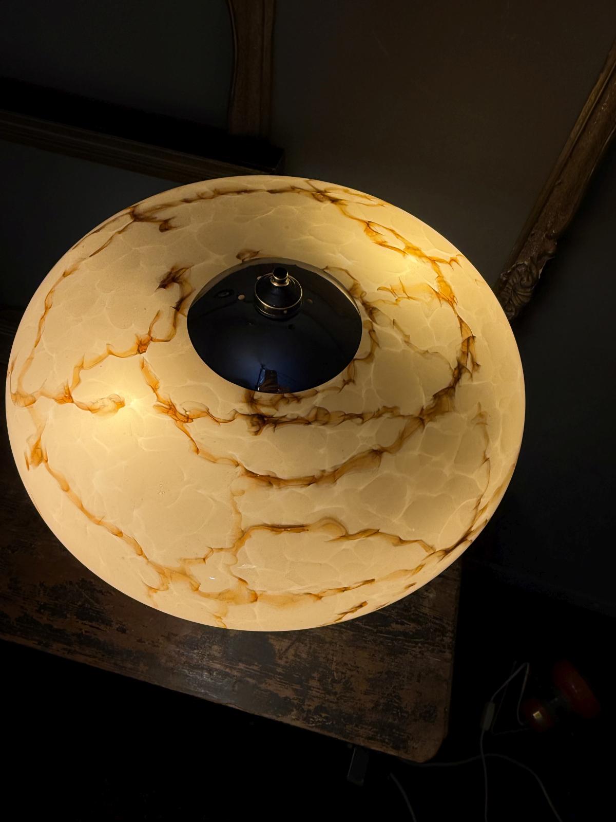 Lampă de masă înaltă stil Art Deco, realizată din abajur de lustru din opalină și bază din zamac. Montaj unicat. sertar magic București