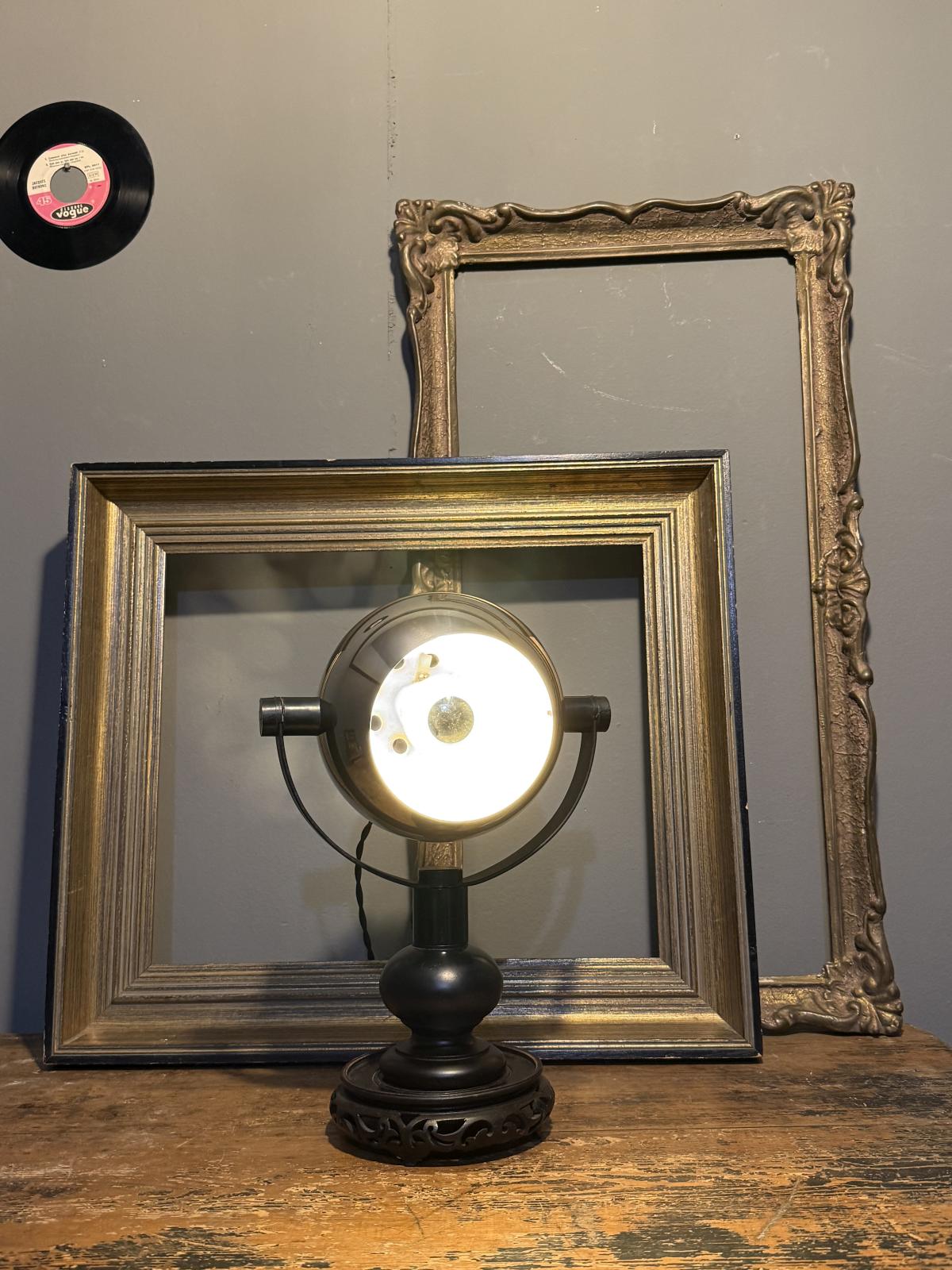 Lampă de masă unicat, realizată din cap eye ball de galerie recondiționat și montaj custom cu picior decorativ. Cablu textil nou. sertar magic București