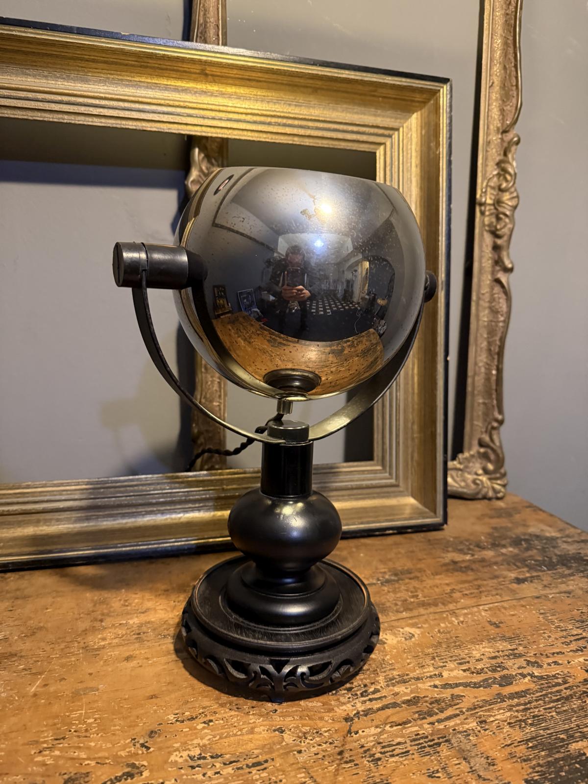 Lampă de masă unicat, realizată din cap eye ball de galerie recondiționat și montaj custom cu picior decorativ. Cablu textil nou. sertar magic București