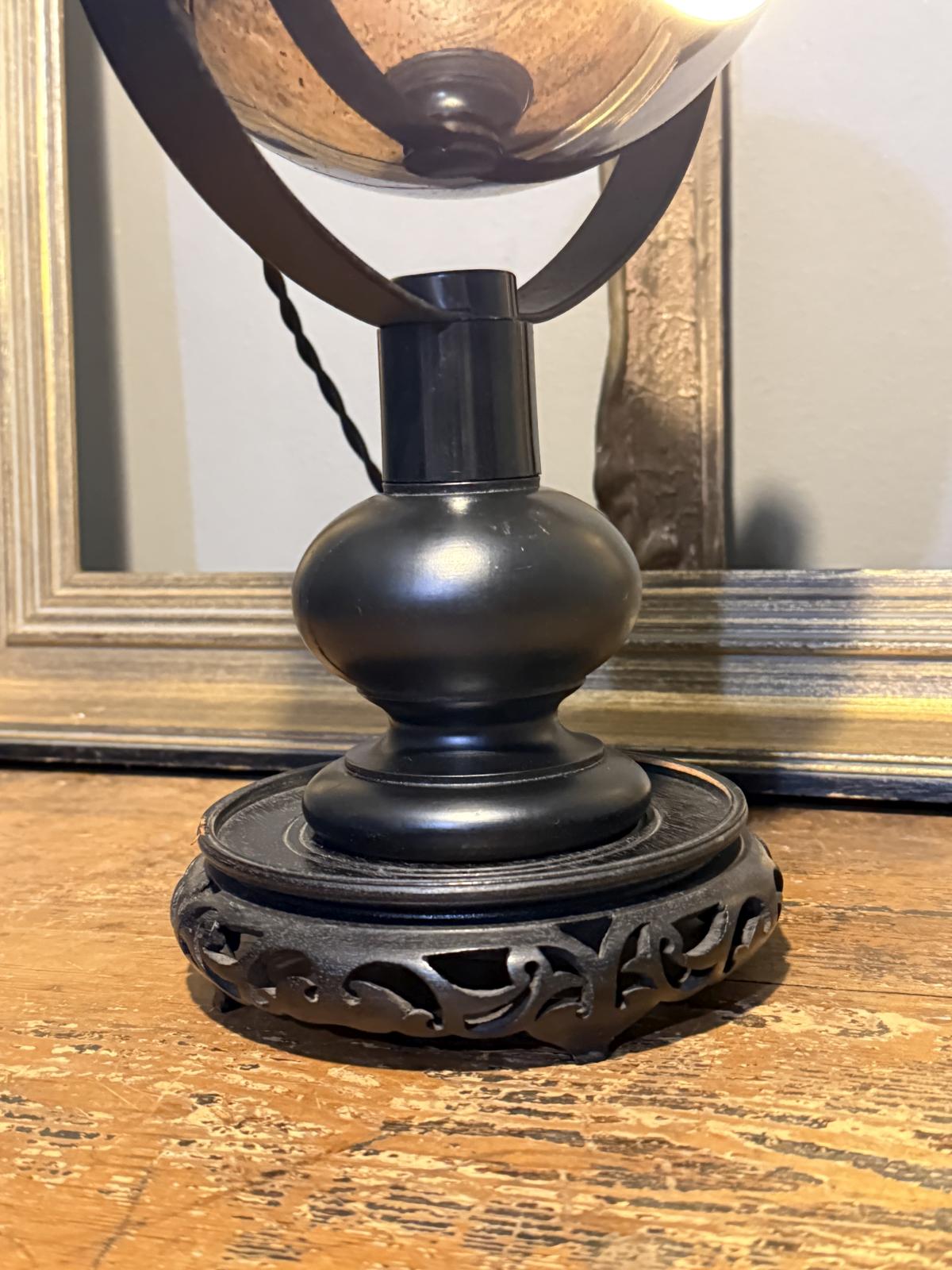 Lampă de masă unicat, realizată din cap eye ball de galerie recondiționat și montaj custom cu picior decorativ. Cablu textil nou. sertar magic București