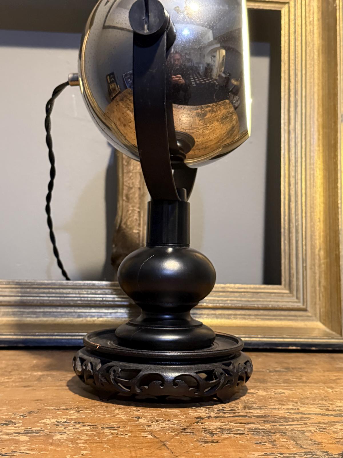 Lampă de masă unicat, realizată din cap eye ball de galerie recondiționat și montaj custom cu picior decorativ. Cablu textil nou. sertar magic București