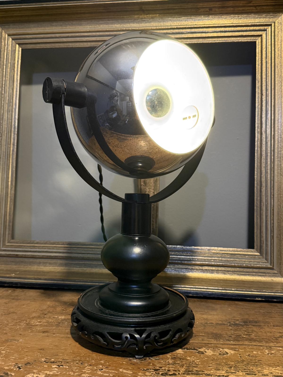 Lampă de masă unicat, realizată din cap eye ball de galerie recondiționat și montaj custom cu picior decorativ. Cablu textil nou. sertar magic București