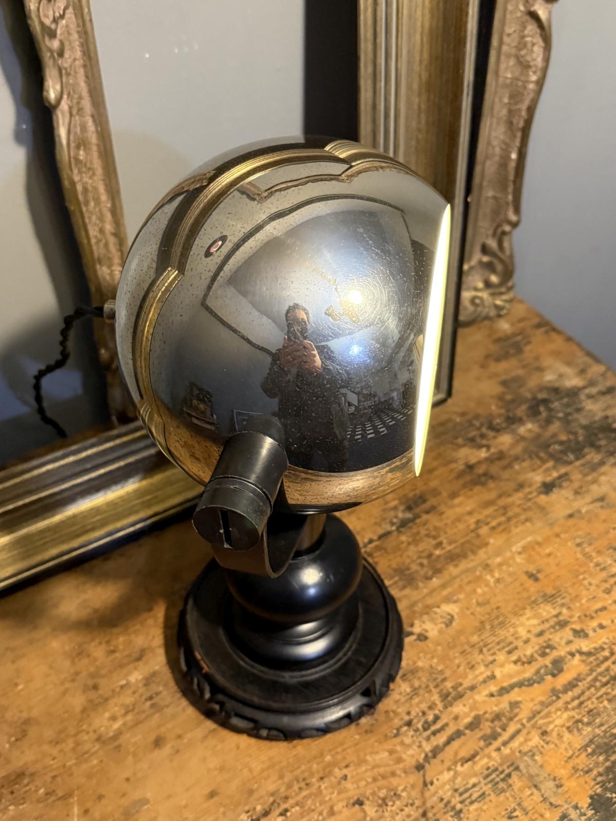 Lampă de masă unicat, realizată din cap eye ball de galerie recondiționat și montaj custom cu picior decorativ. Cablu textil nou. sertar magic București