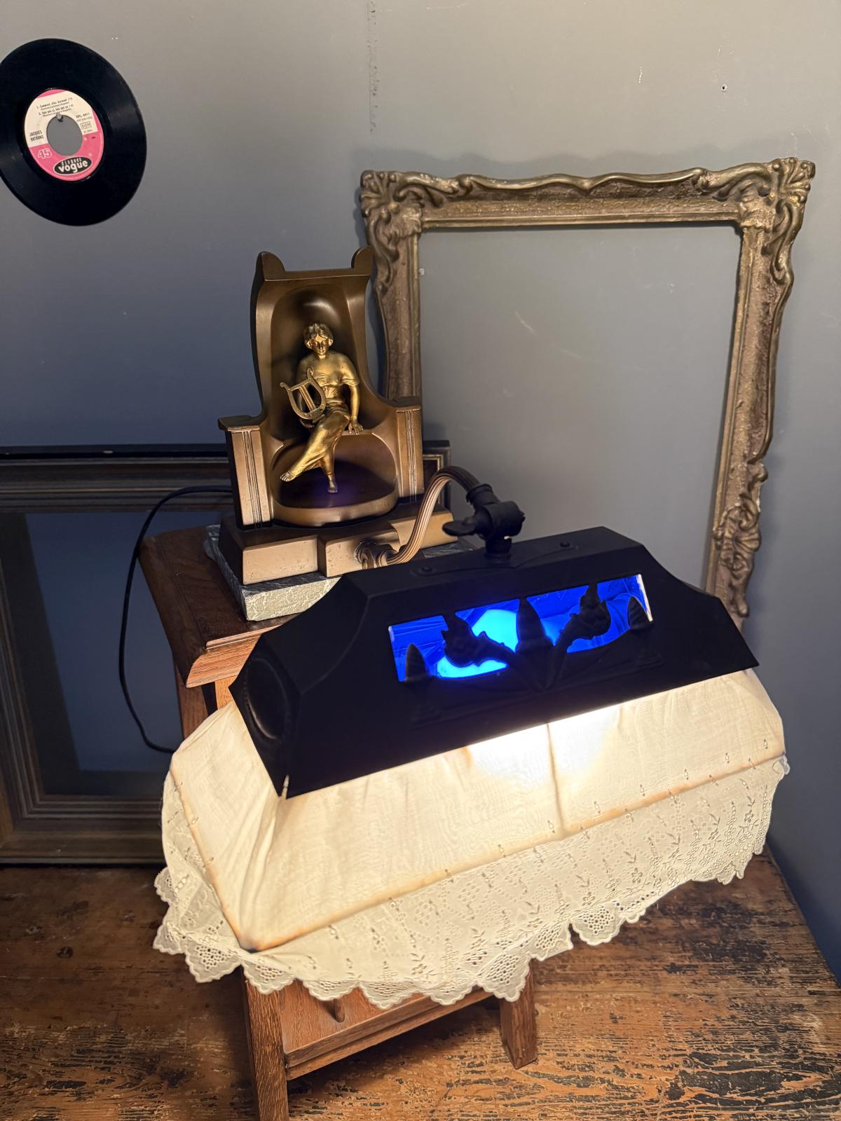 Lampă de pian veche din bronz și alamă, cu figură alegorică și bază din piatră. Abajur textil detașabil, braț articulat. sertar magic București