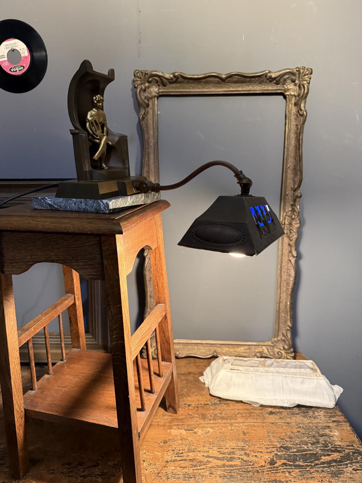 Lampă de pian veche din bronz și alamă, cu figură alegorică și bază din piatră. Abajur textil detașabil, braț articulat. sertar magic București