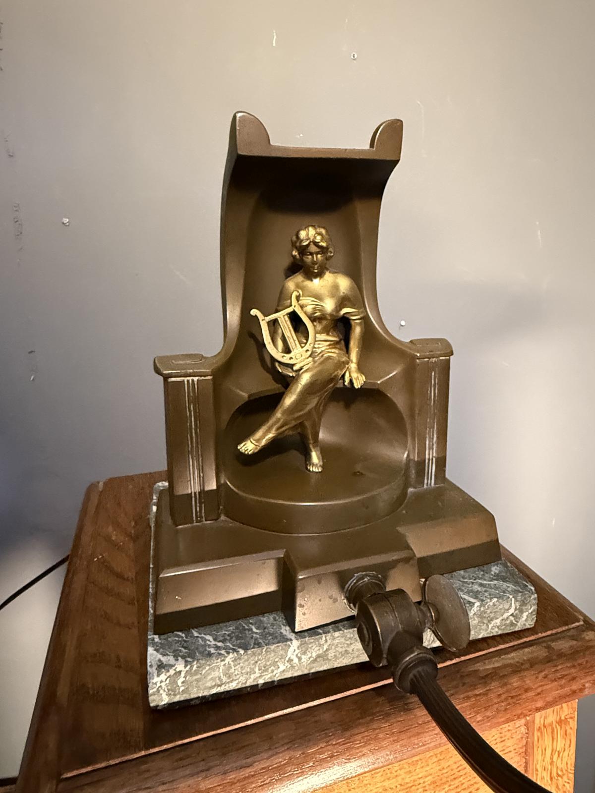 Lampă de pian veche din bronz și alamă, cu figură alegorică și bază din piatră. Abajur textil detașabil, braț articulat. sertar magic București