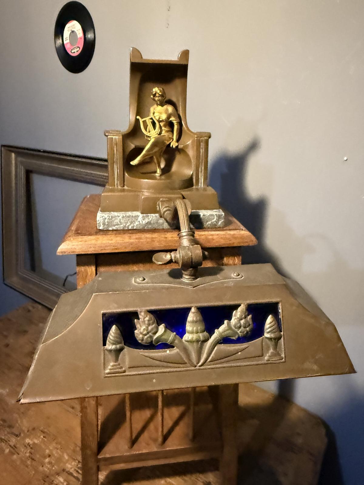Lampă de pian veche din bronz și alamă, cu figură alegorică și bază din piatră. Abajur textil detașabil, braț articulat. sertar magic București