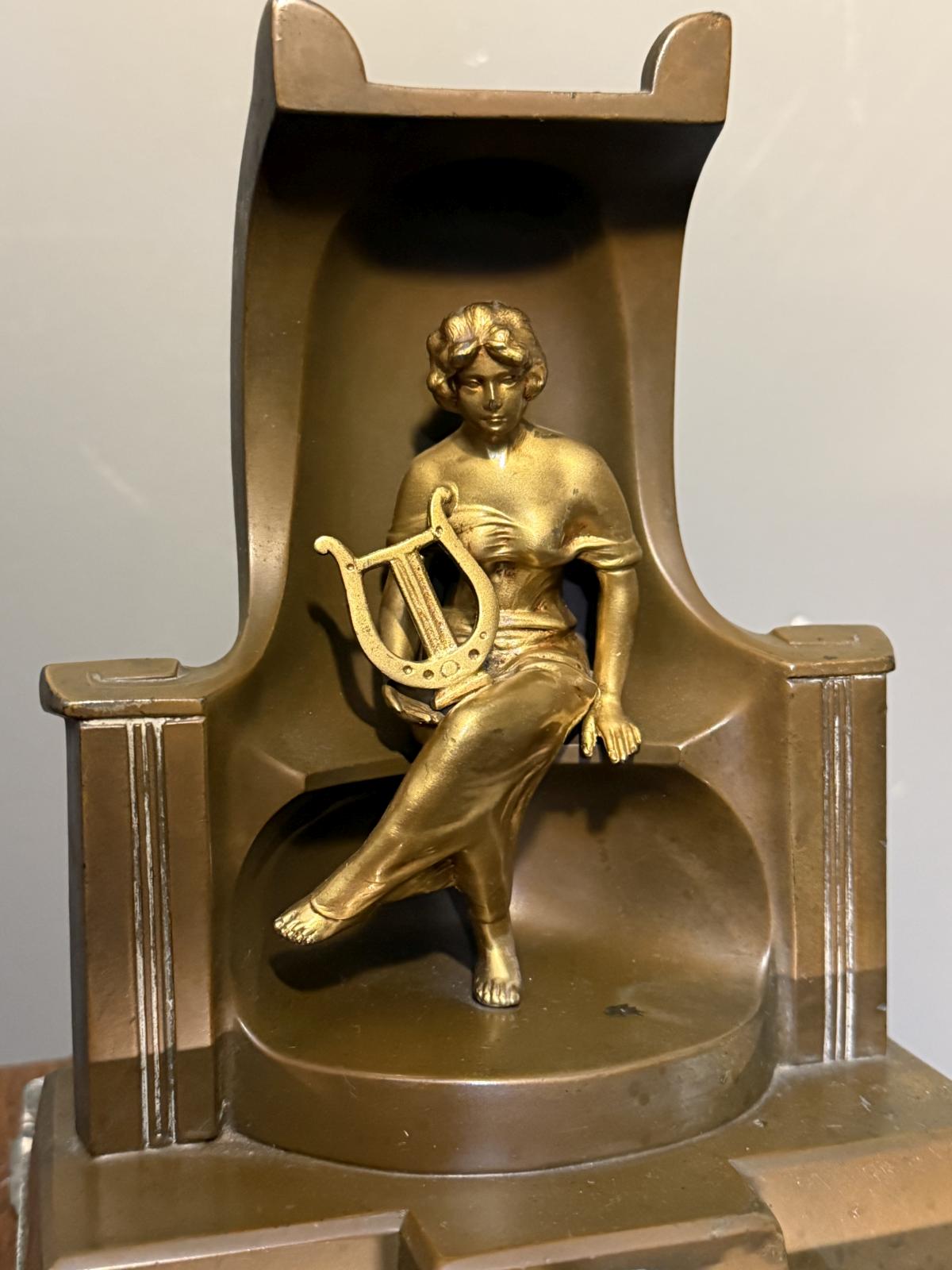 Lampă de pian veche din bronz și alamă, cu figură alegorică și bază din piatră. Abajur textil detașabil, braț articulat. sertar magic București