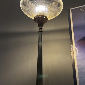 Lampă de masă unicat realizată din piese recuperate, cu abajur Holophane vechi montat invers și montaj electric refăcut. sertar magic București