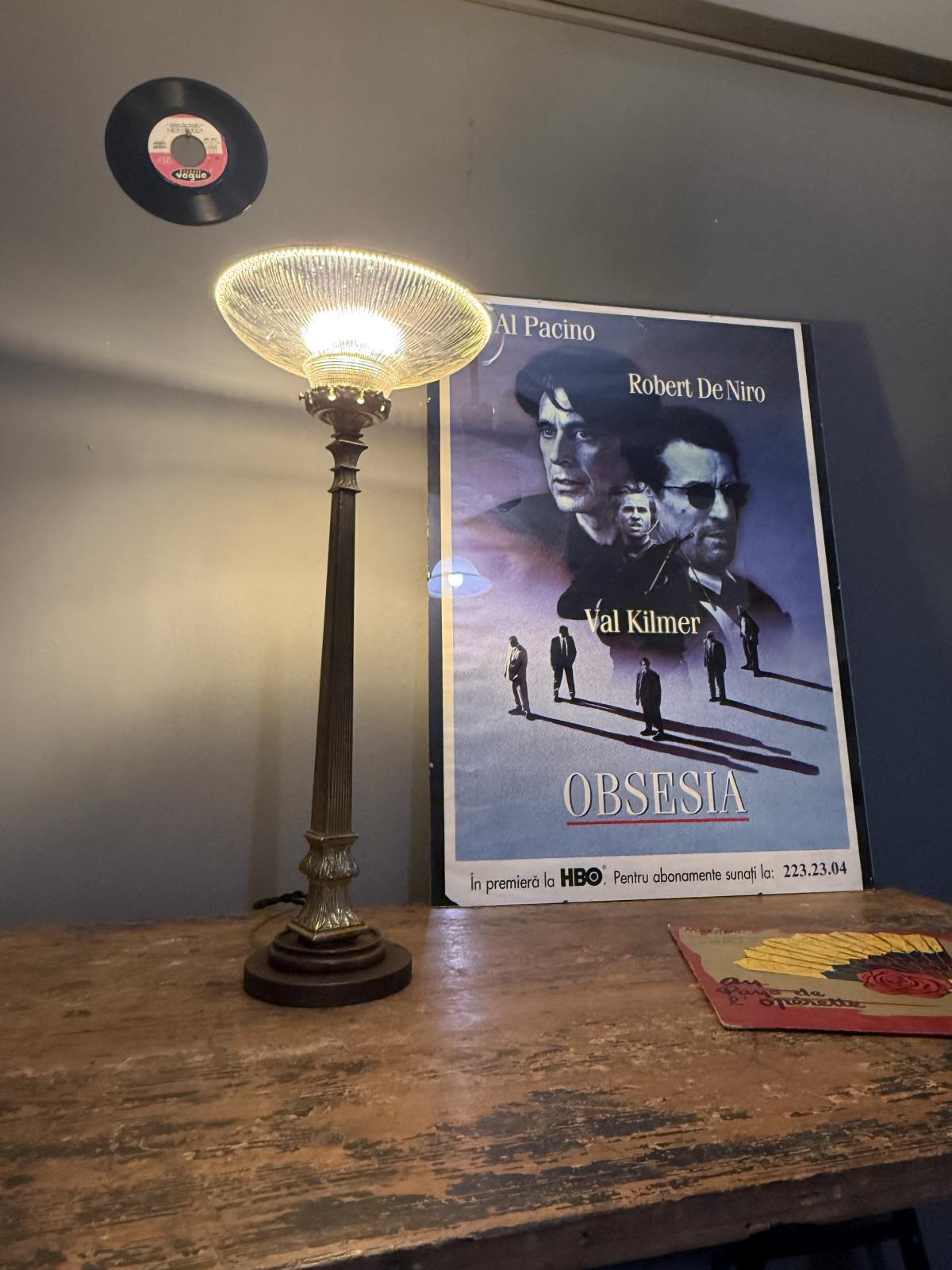 Lampă de masă unicat realizată din piese recuperate, cu abajur Holophane vechi montat invers și montaj electric refăcut. sertar magic București