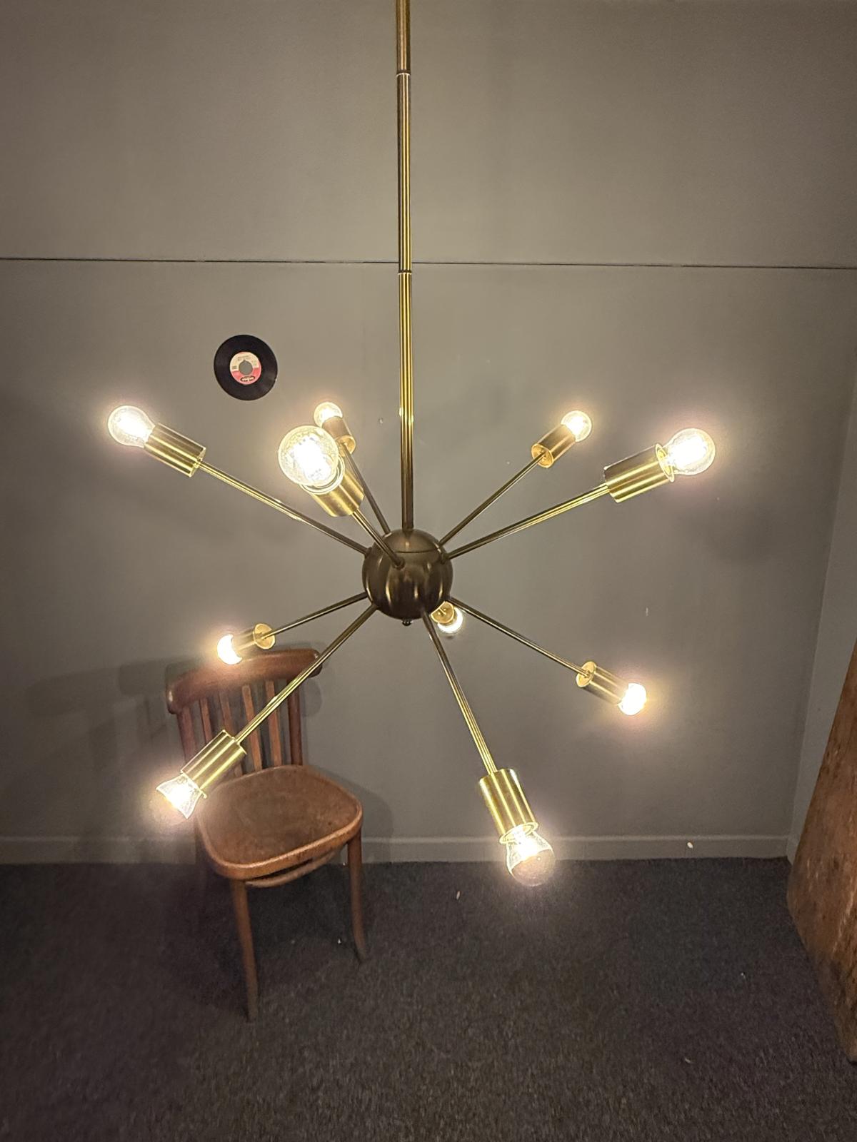 Lustru modern tip Sputnik din metal auriu, cu 10 surse de lumină E24 și înălțime reglabilă. Piesă spectaculoasă pentru interior contemporan. sertar magic București