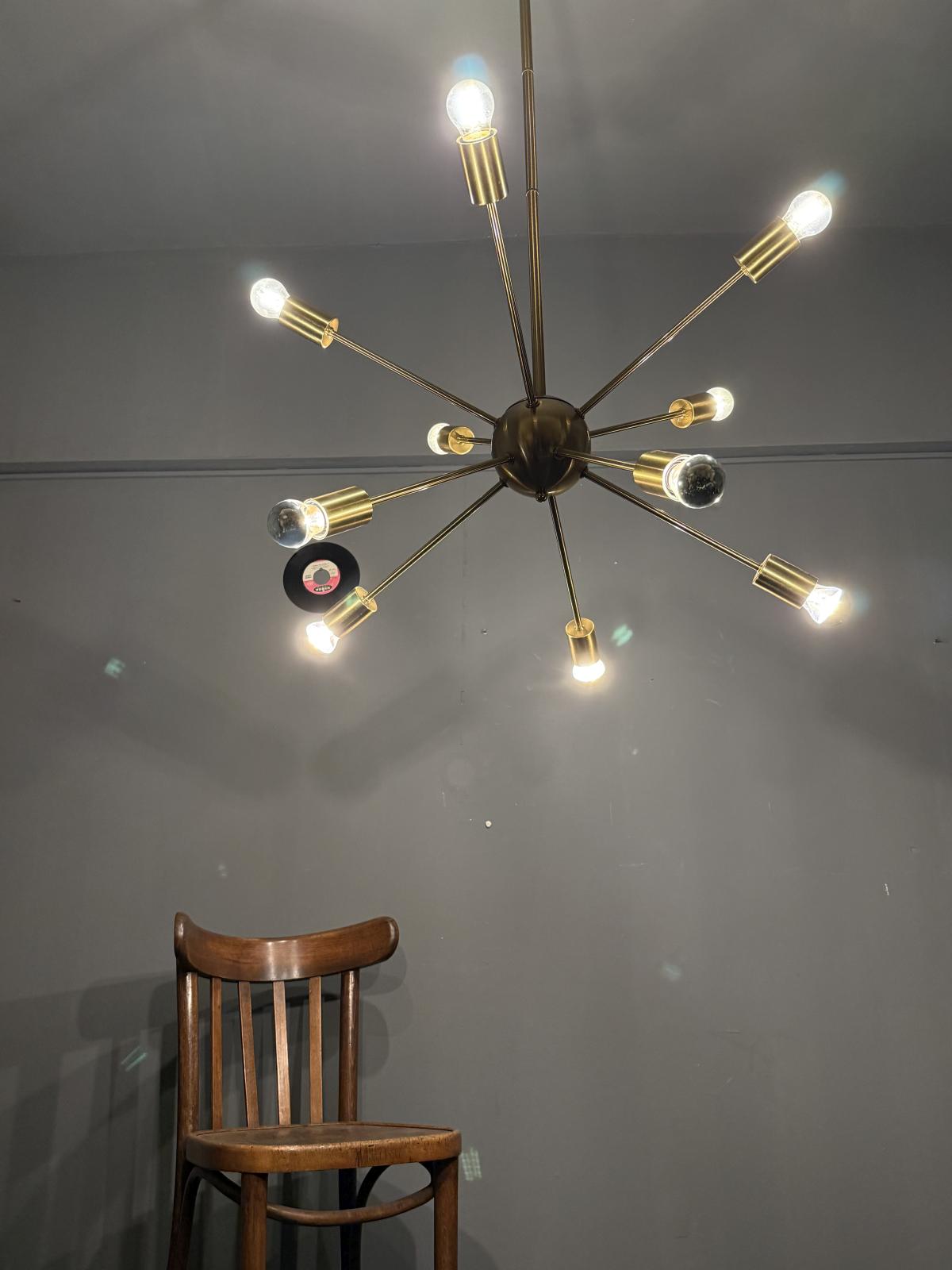 Lustru modern tip Sputnik din metal auriu, cu 10 surse de lumină E24 și înălțime reglabilă. Piesă spectaculoasă pentru interior contemporan. sertar magic București