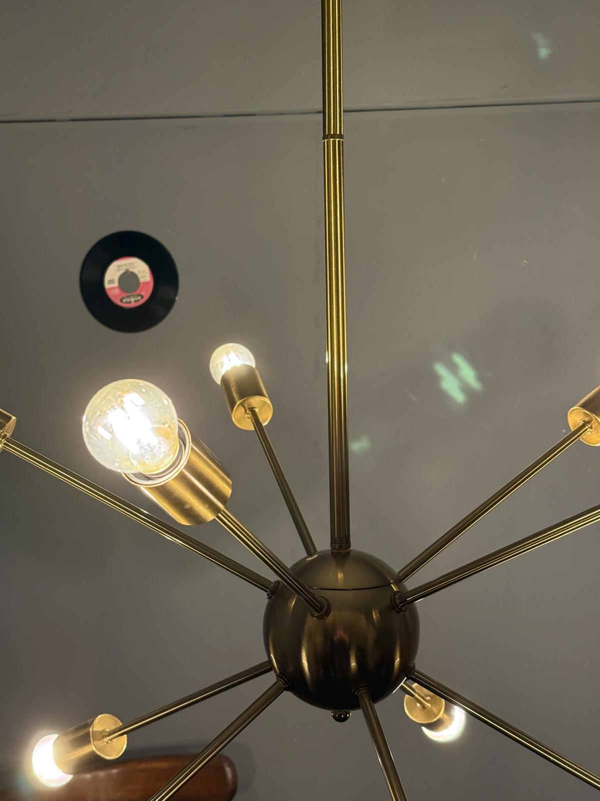 Lustru modern tip Sputnik din metal auriu, cu 10 surse de lumină E24 și înălțime reglabilă. Piesă spectaculoasă pentru interior contemporan. sertar magic București