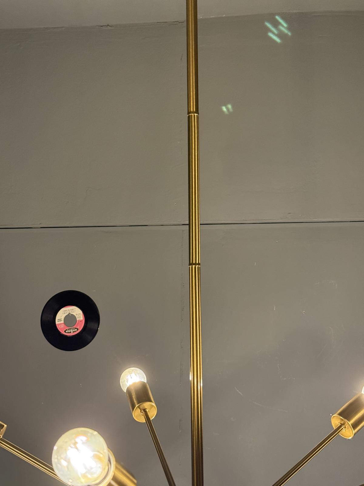 Lustru modern tip Sputnik din metal auriu, cu 10 surse de lumină E24 și înălțime reglabilă. Piesă spectaculoasă pentru interior contemporan. sertar magic București
