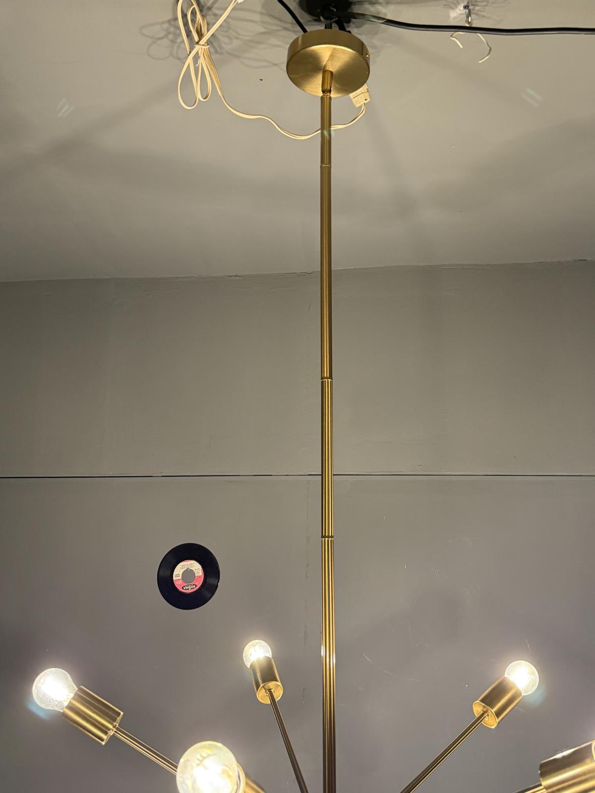 Lustru modern tip Sputnik din metal auriu, cu 10 surse de lumină E24 și înălțime reglabilă. Piesă spectaculoasă pentru interior contemporan. sertar magic București