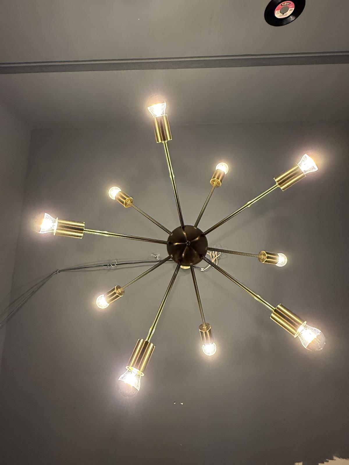 Lustru modern tip Sputnik din metal auriu, cu 10 surse de lumină E24 și înălțime reglabilă. Piesă spectaculoasă pentru interior contemporan. sertar magic București