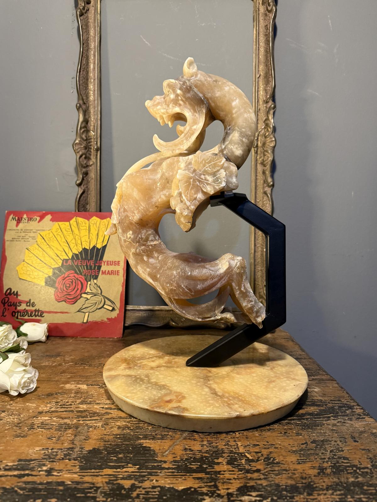 Sculptură decorativă dragon din piatră translucidă tip calcit, montaj unicat pe bază de marmură