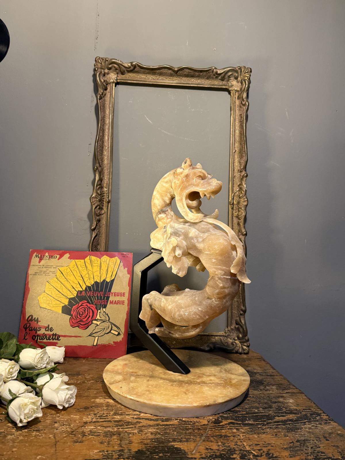 Sculptură decorativă dragon din piatră translucidă tip calcit, montaj unicat pe bază de marmură