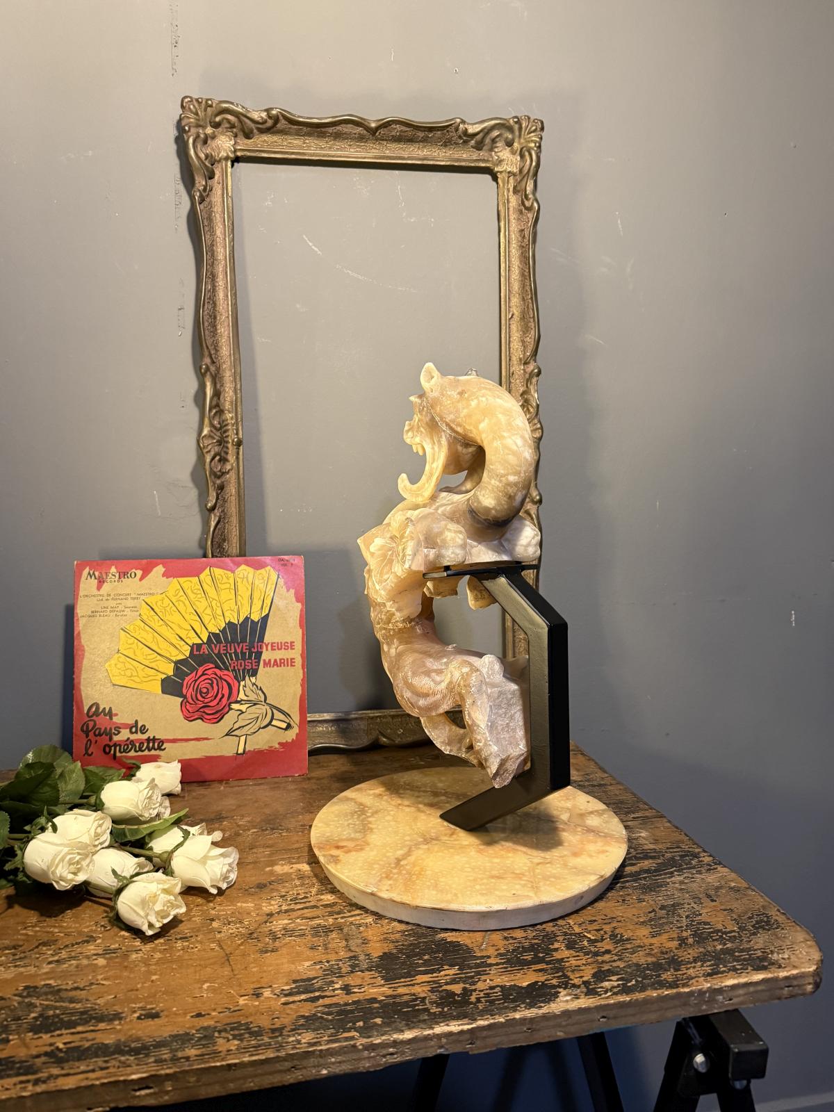 Sculptură decorativă dragon din piatră translucidă tip calcit, montaj unicat pe bază de marmură