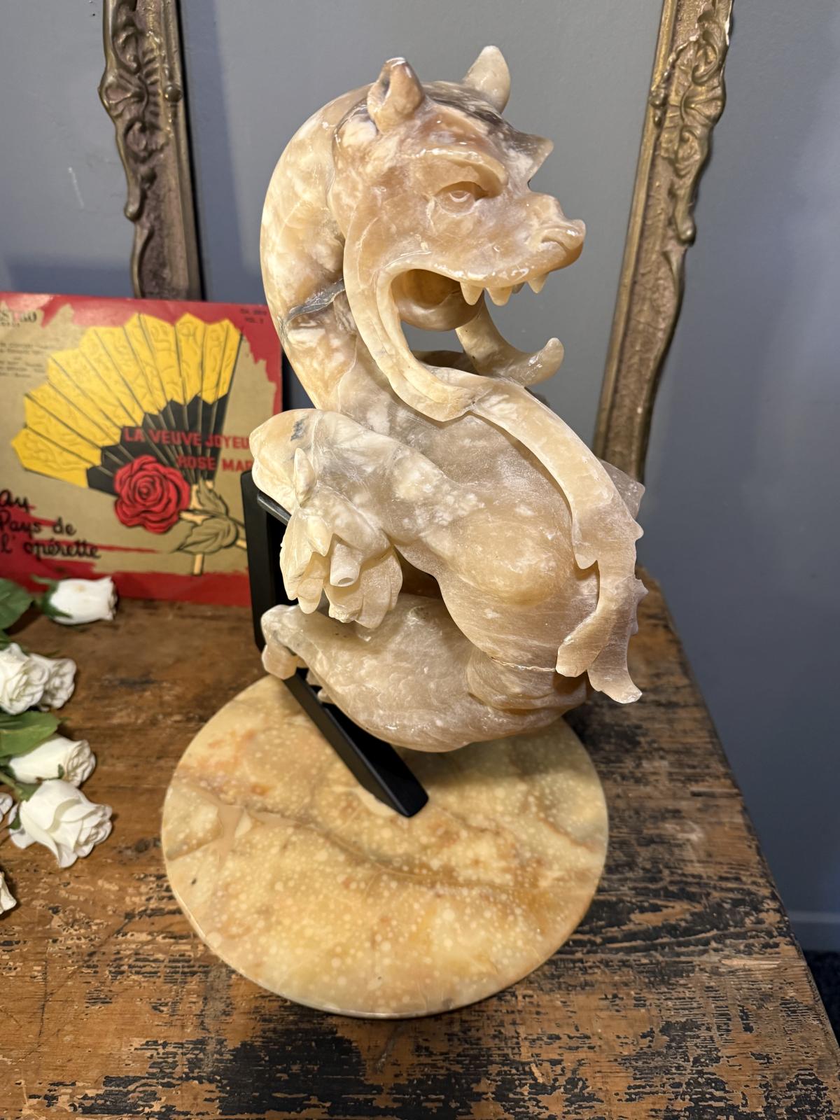 Sculptură decorativă dragon din piatră translucidă tip calcit, montaj unicat pe bază de marmură