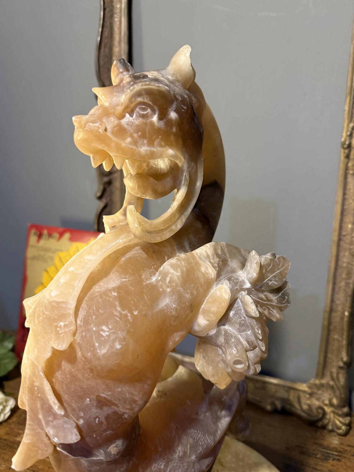 Sculptură decorativă dragon din piatră translucidă tip calcit, montaj unicat pe bază de marmură