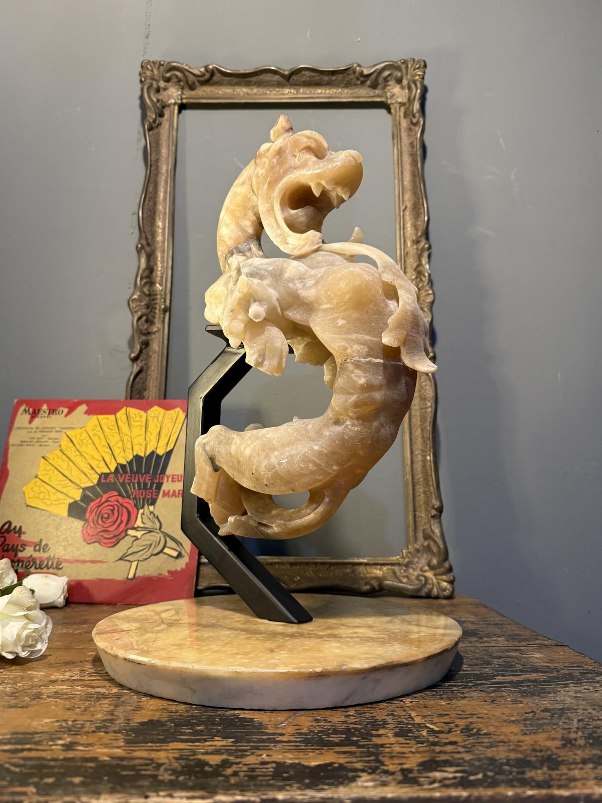 Sculptură decorativă dragon din piatră translucidă tip calcit, montaj unicat pe bază de marmură