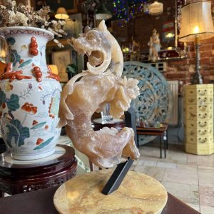 Sculptură decorativă dragon din piatră translucidă tip calcit, montaj unicat pe bază de marmură