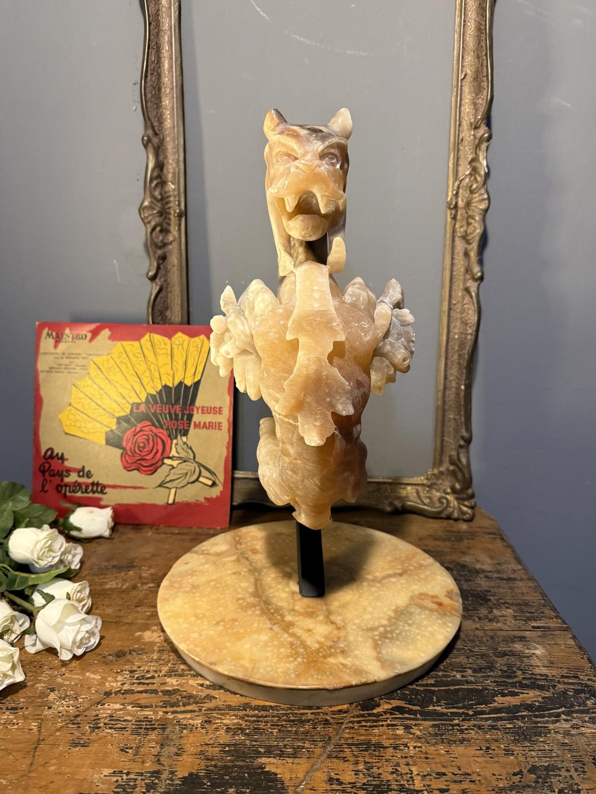 Sculptură decorativă dragon din piatră translucidă tip calcit, montaj unicat pe bază de marmură