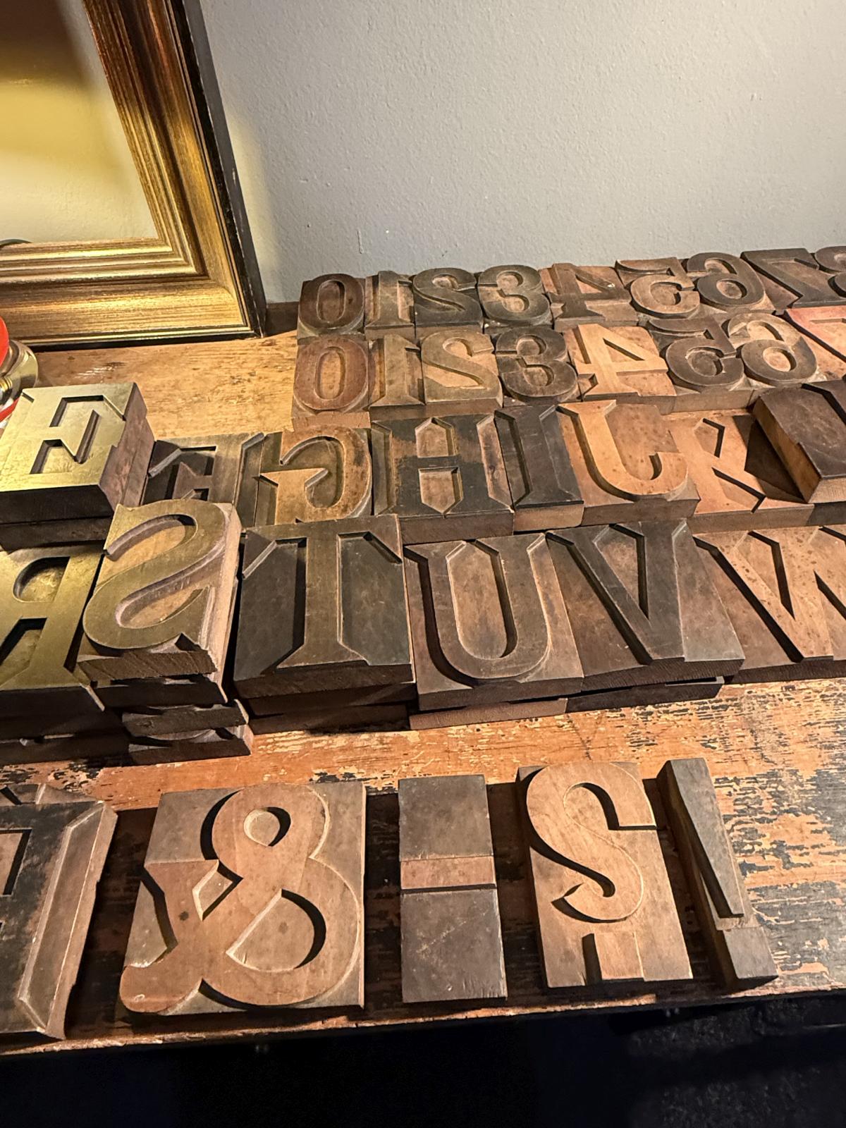 Set mare de litere și cifre tipografice din lemn, atelier vechi, litere de 9 cm. Obiect decorativ și de colecție. sertar magic București