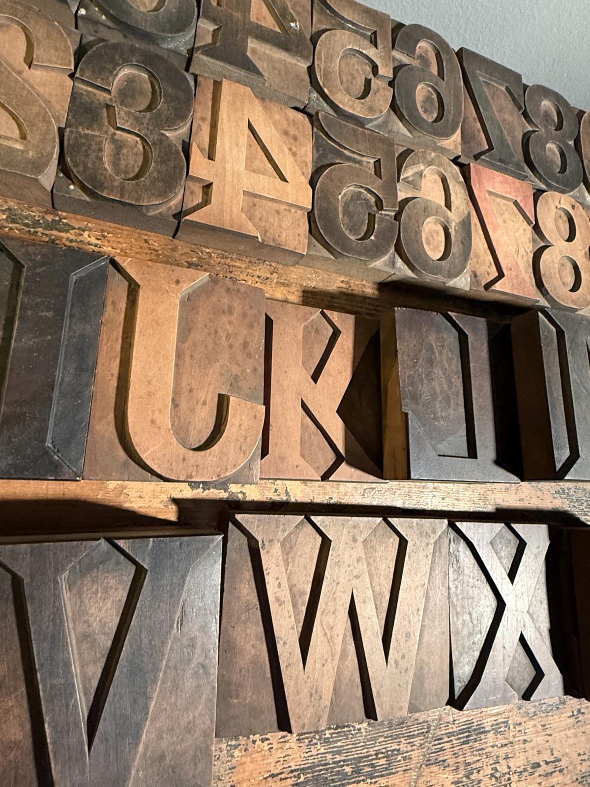 Set mare de litere și cifre tipografice din lemn, atelier vechi, litere de 9 cm. Obiect decorativ și de colecție. sertar magic București