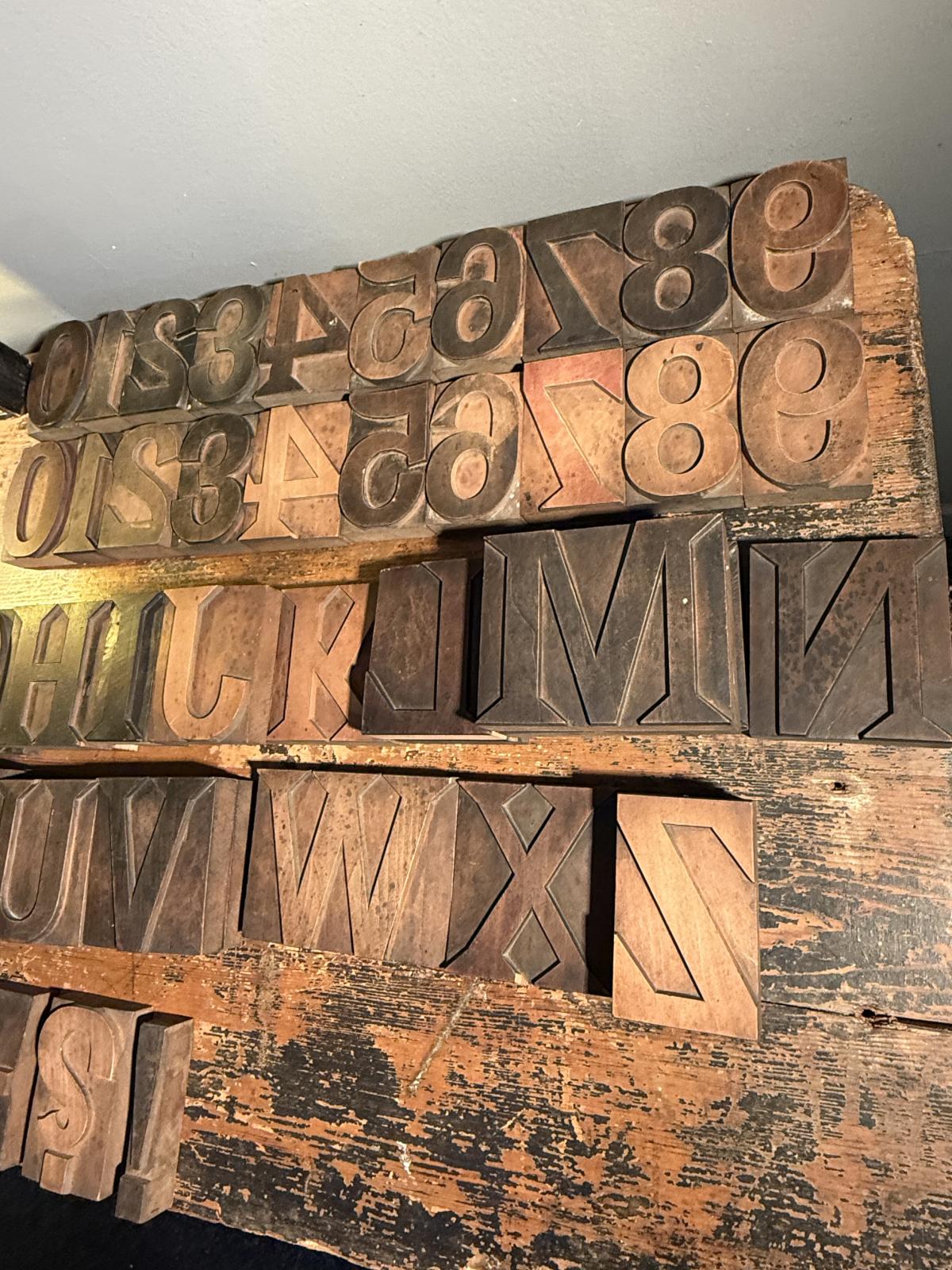 Set mare de litere și cifre tipografice din lemn, atelier vechi, litere de 9 cm. Obiect decorativ și de colecție. sertar magic București