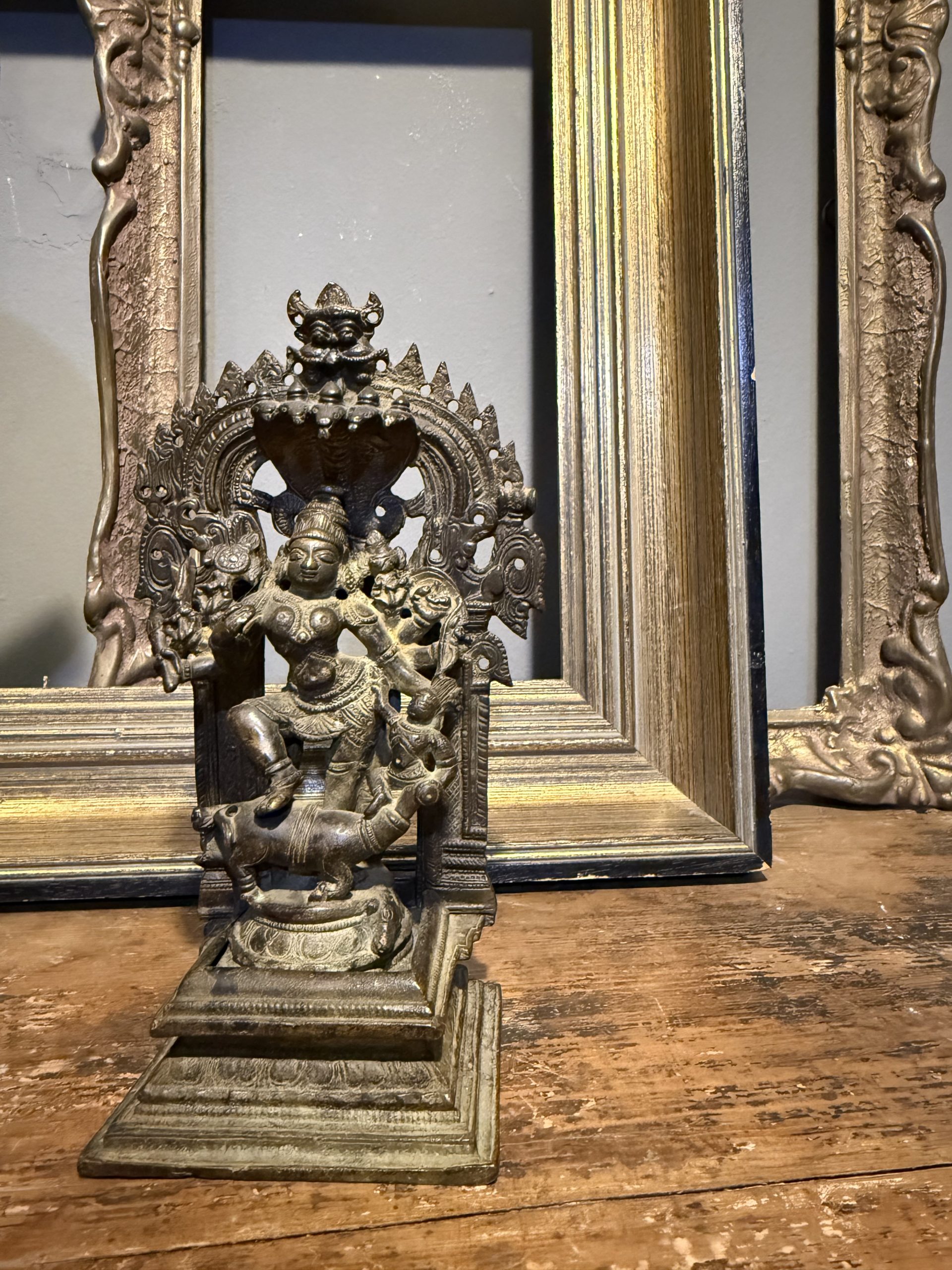 Sculptură indiană din bronz reprezentând-o pe Durga Mahishasuramardini. India, sfârșit de secol XIX – început de secol XX. Patină veche, stare bună.