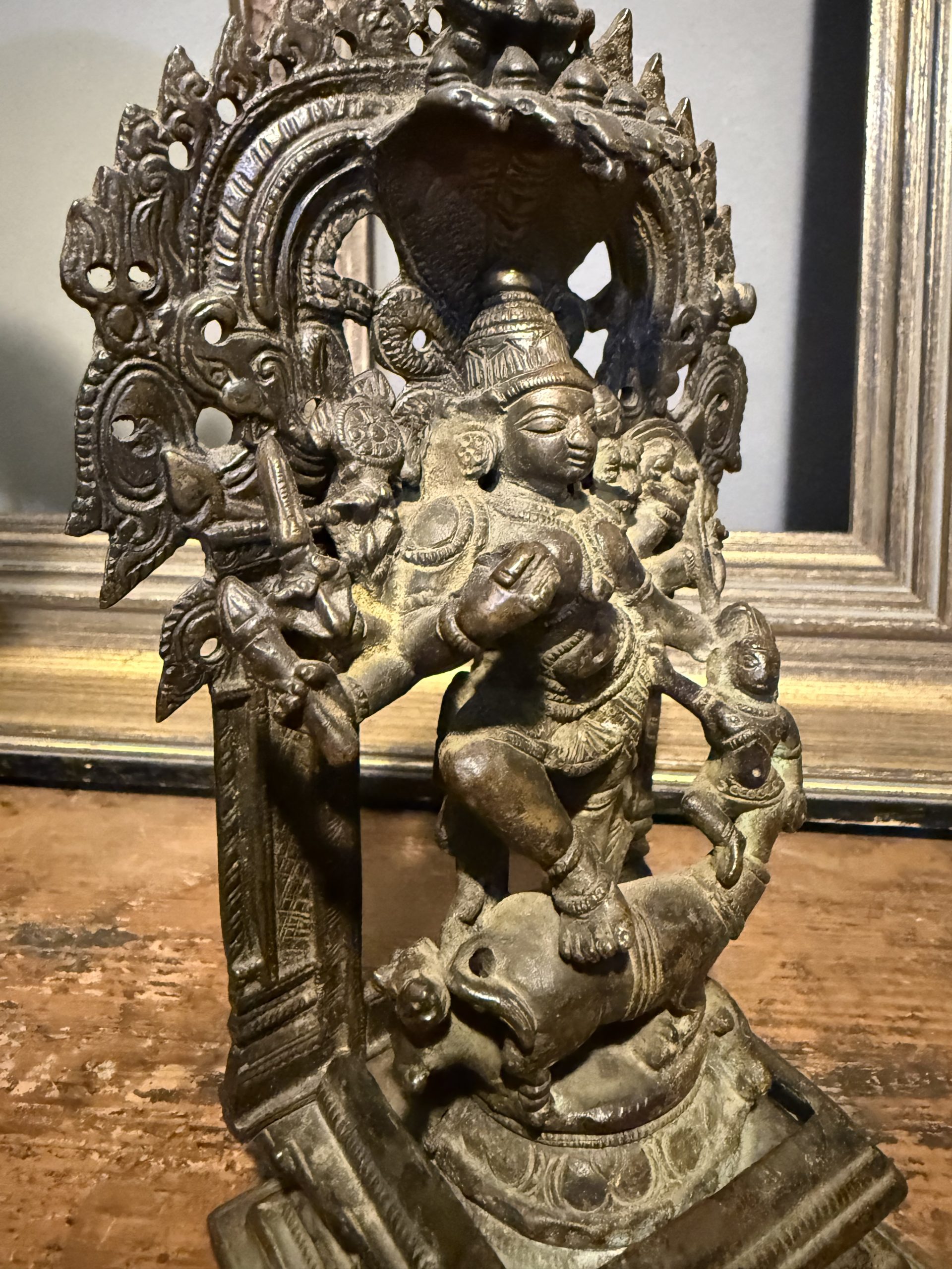 Sculptură indiană din bronz reprezentând-o pe Durga Mahishasuramardini. India, sfârșit de secol XIX – început de secol XX. Patină veche, stare bună.