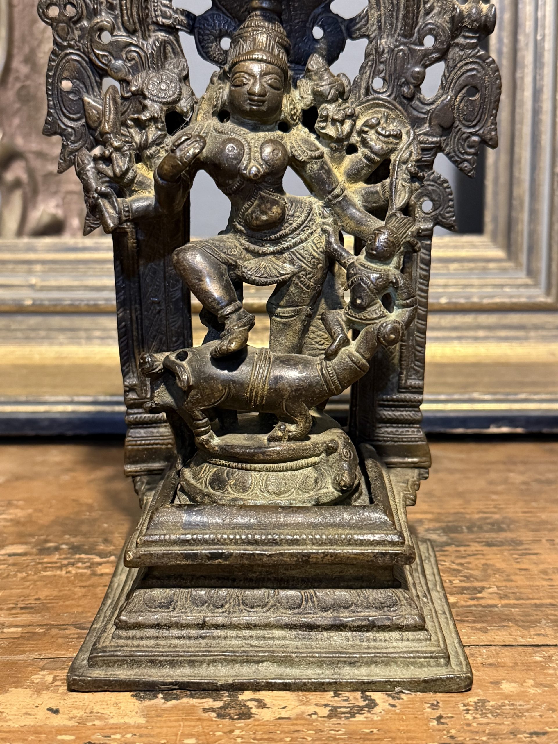 Sculptură indiană din bronz reprezentând-o pe Durga Mahishasuramardini. India, sfârșit de secol XIX – început de secol XX. Patină veche, stare bună.
