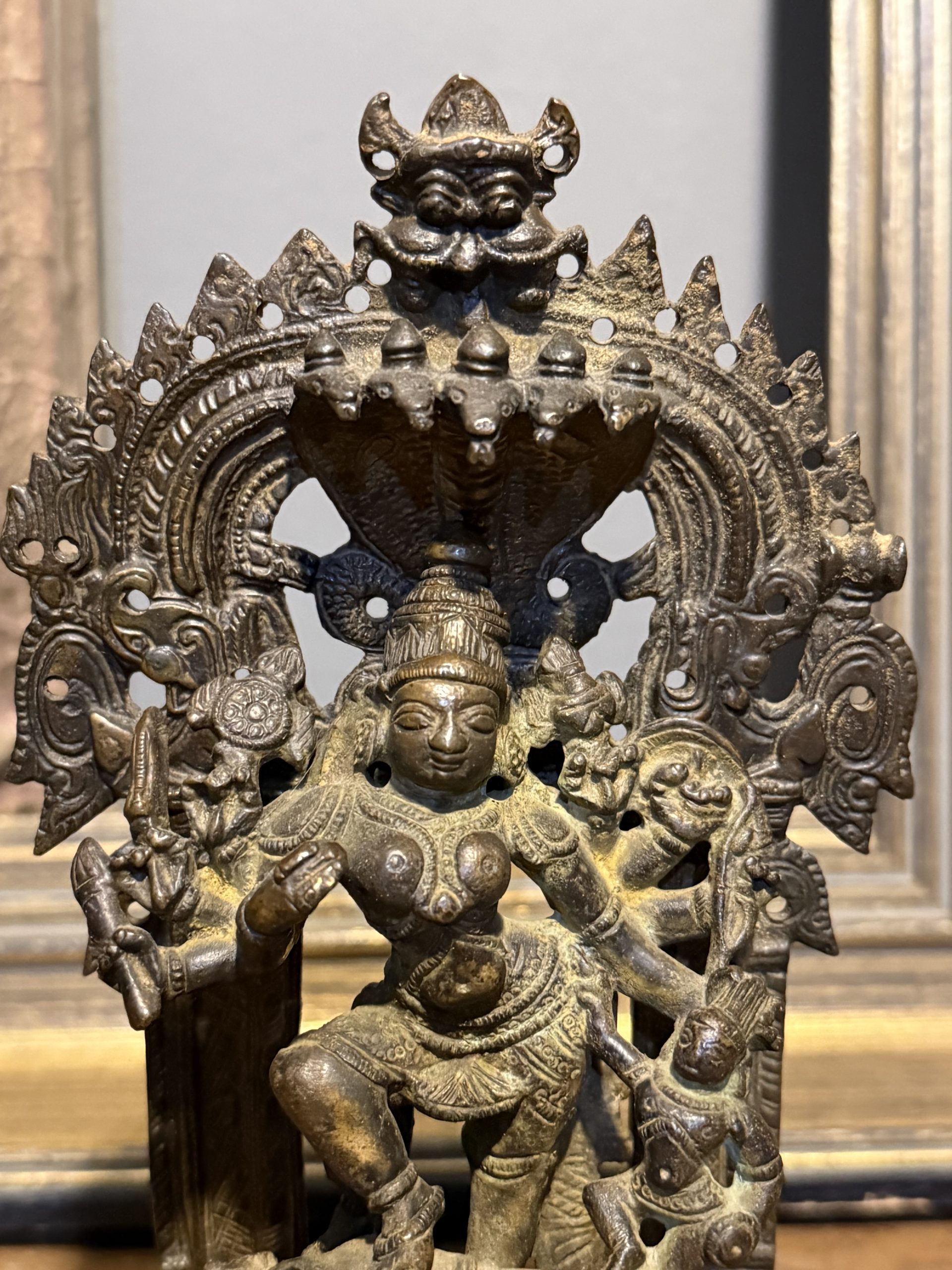Sculptură indiană din bronz reprezentând-o pe Durga Mahishasuramardini. India, sfârșit de secol XIX – început de secol XX. Patină veche, stare bună.