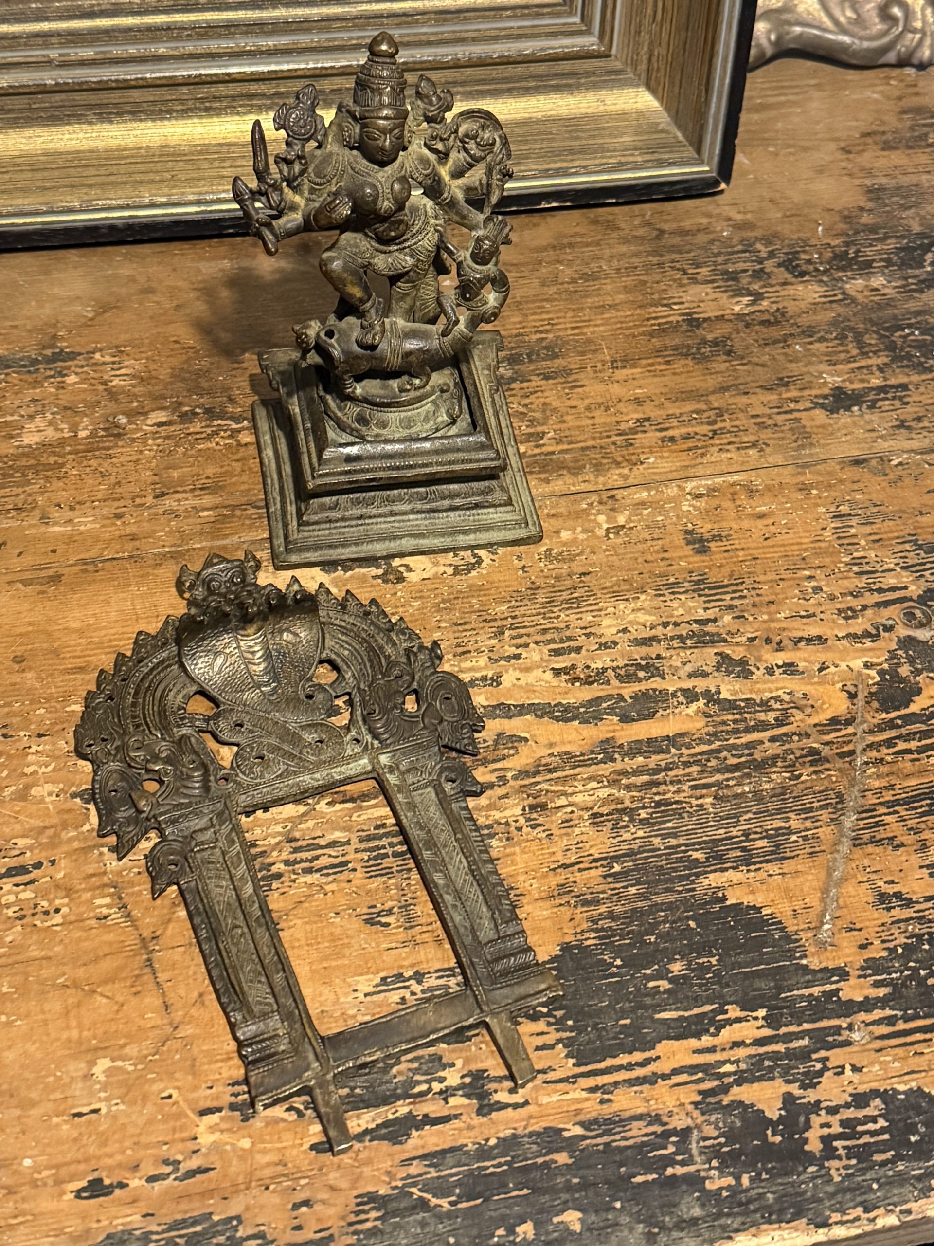 Sculptură indiană din bronz reprezentând-o pe Durga Mahishasuramardini. India, sfârșit de secol XIX – început de secol XX. Patină veche, stare bună.