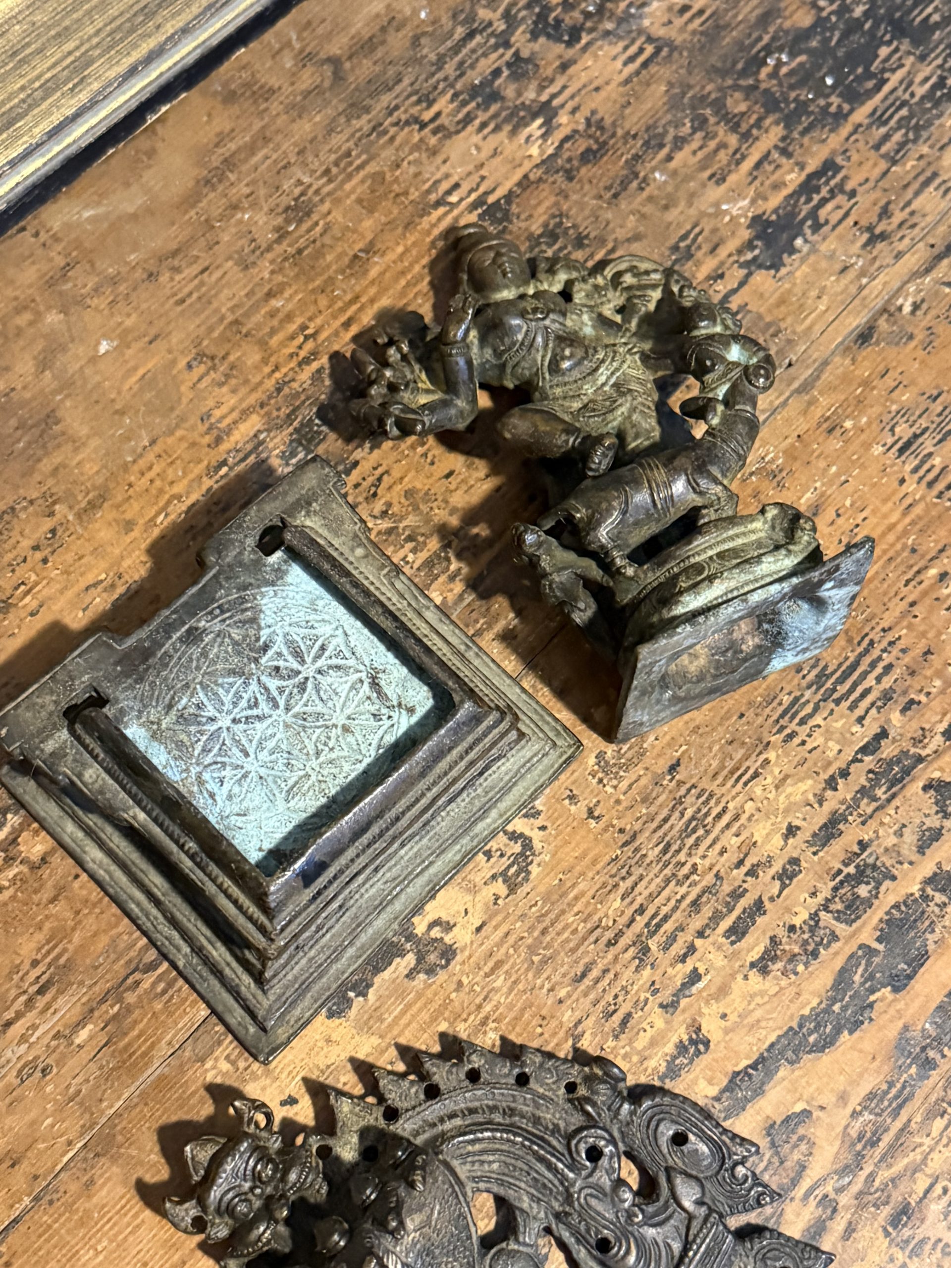 Sculptură indiană din bronz reprezentând-o pe Durga Mahishasuramardini. India, sfârșit de secol XIX – început de secol XX. Patină veche, stare bună.