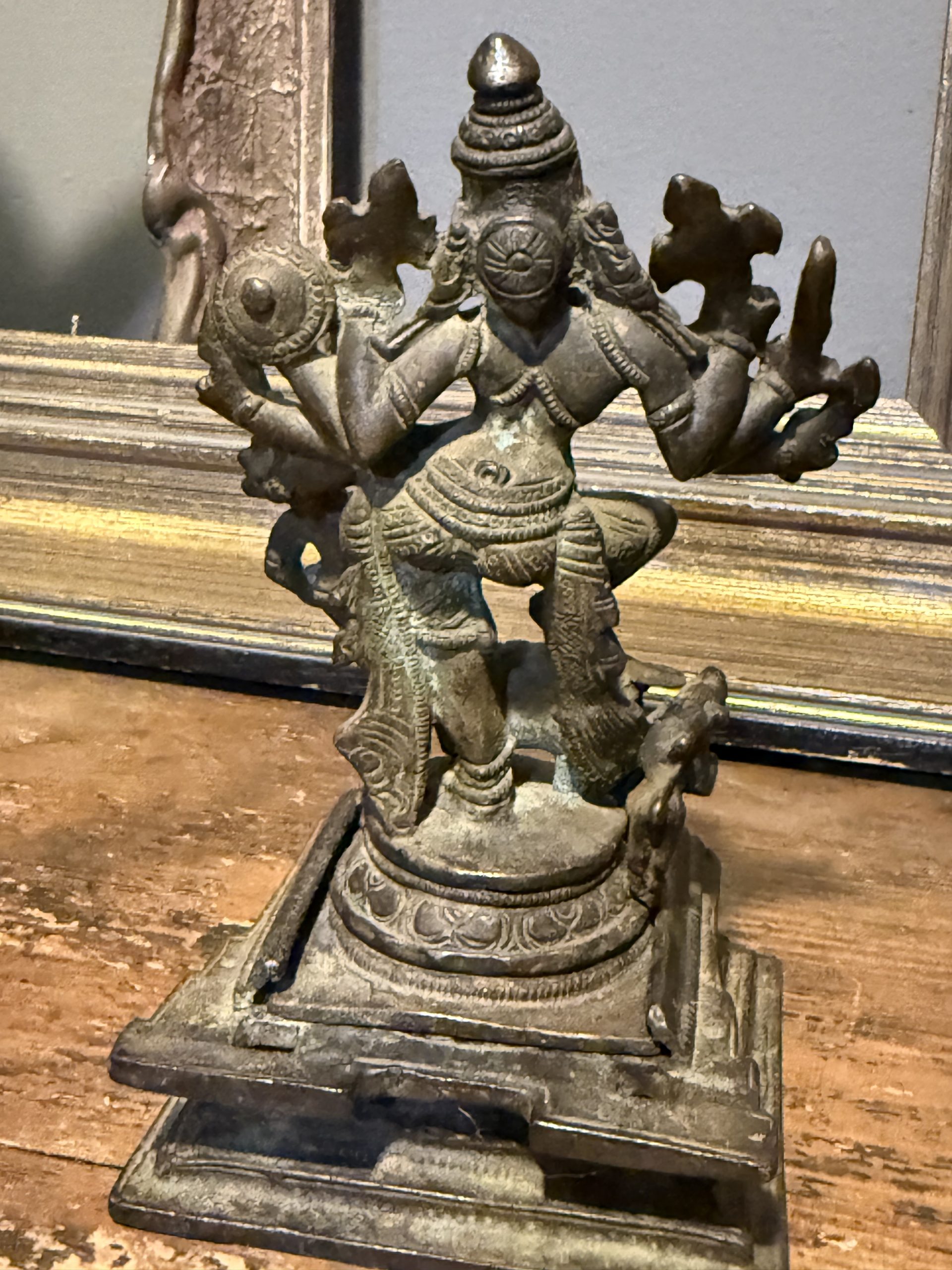 Sculptură indiană din bronz reprezentând-o pe Durga Mahishasuramardini. India, sfârșit de secol XIX – început de secol XX. Patină veche, stare bună.