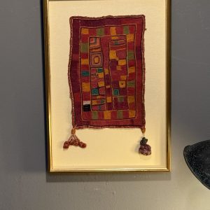 Textil etnic brodat manual, piesă decorativă veche, înramat în ramă aurie. Dimensiuni 30 x 44 cm. Mijlocul secolului XX. sertar magic București