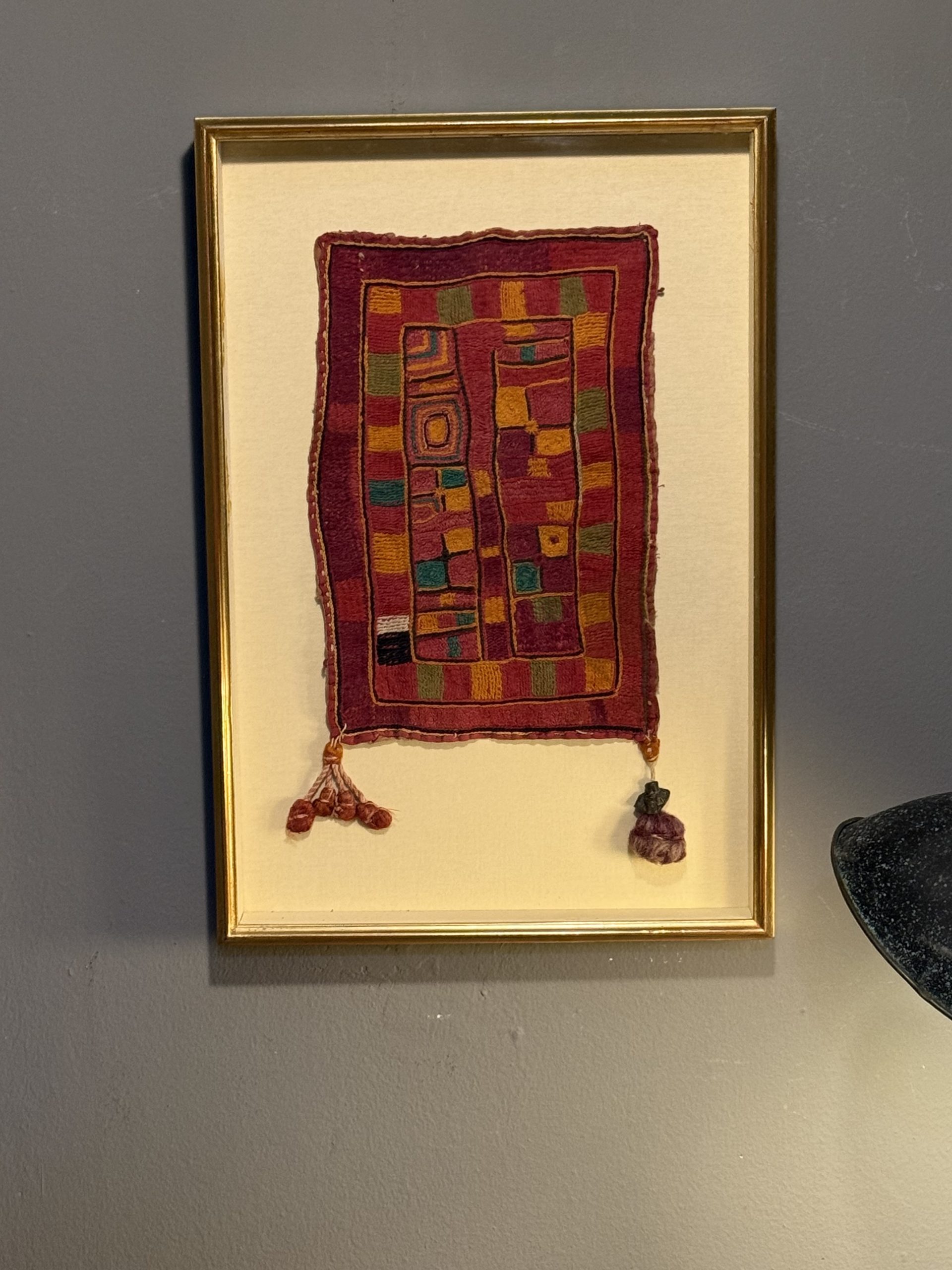 Textil etnic brodat manual, piesă decorativă veche, înramat în ramă aurie. Dimensiuni 30 x 44 cm. Mijlocul secolului XX. sertar magic București