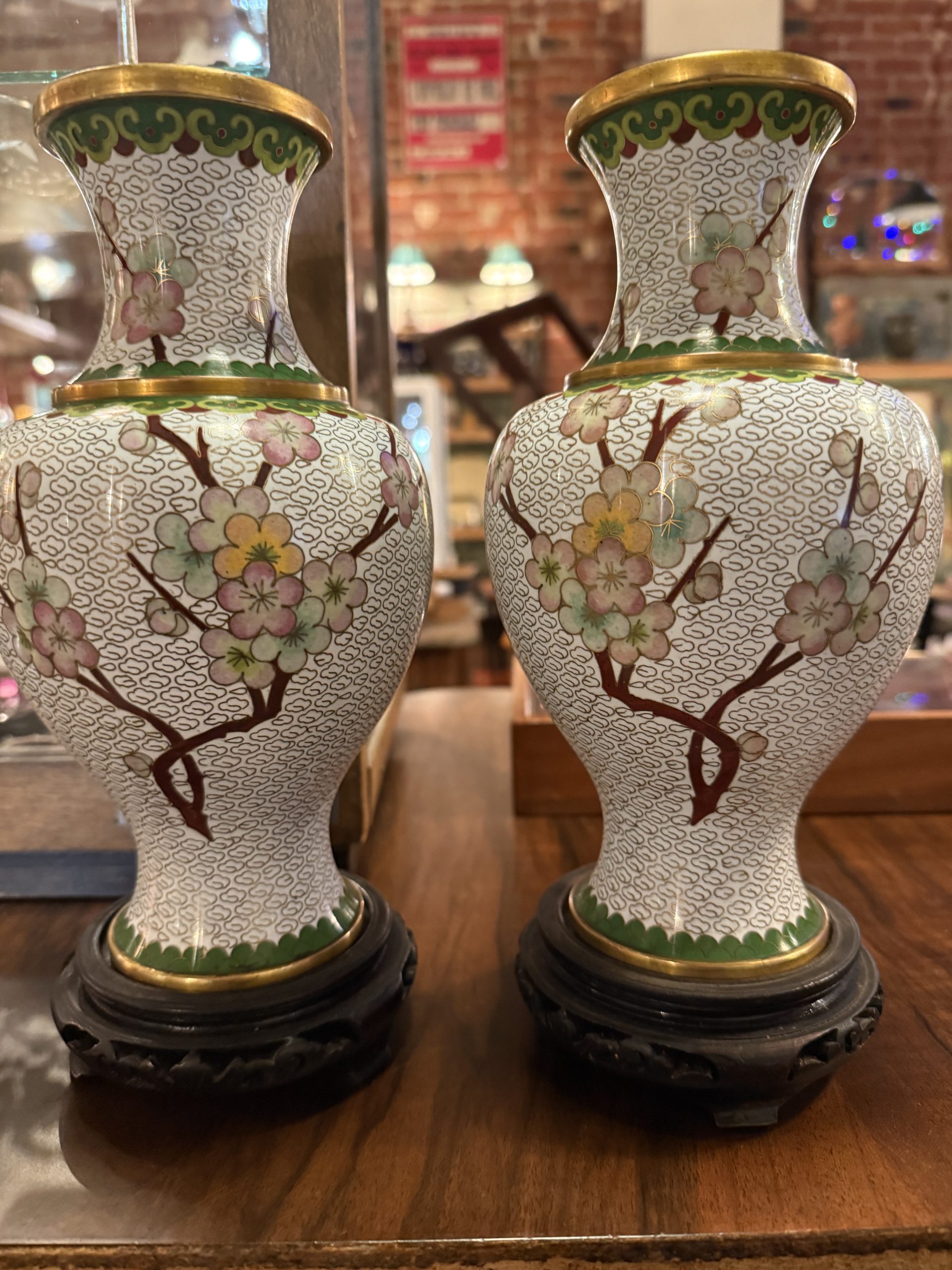 Pereche de vaze cloisonné din cupru emailat, China, sec. XX, cu socluri din lemn. Stare impecabilă. Sertar Magic București