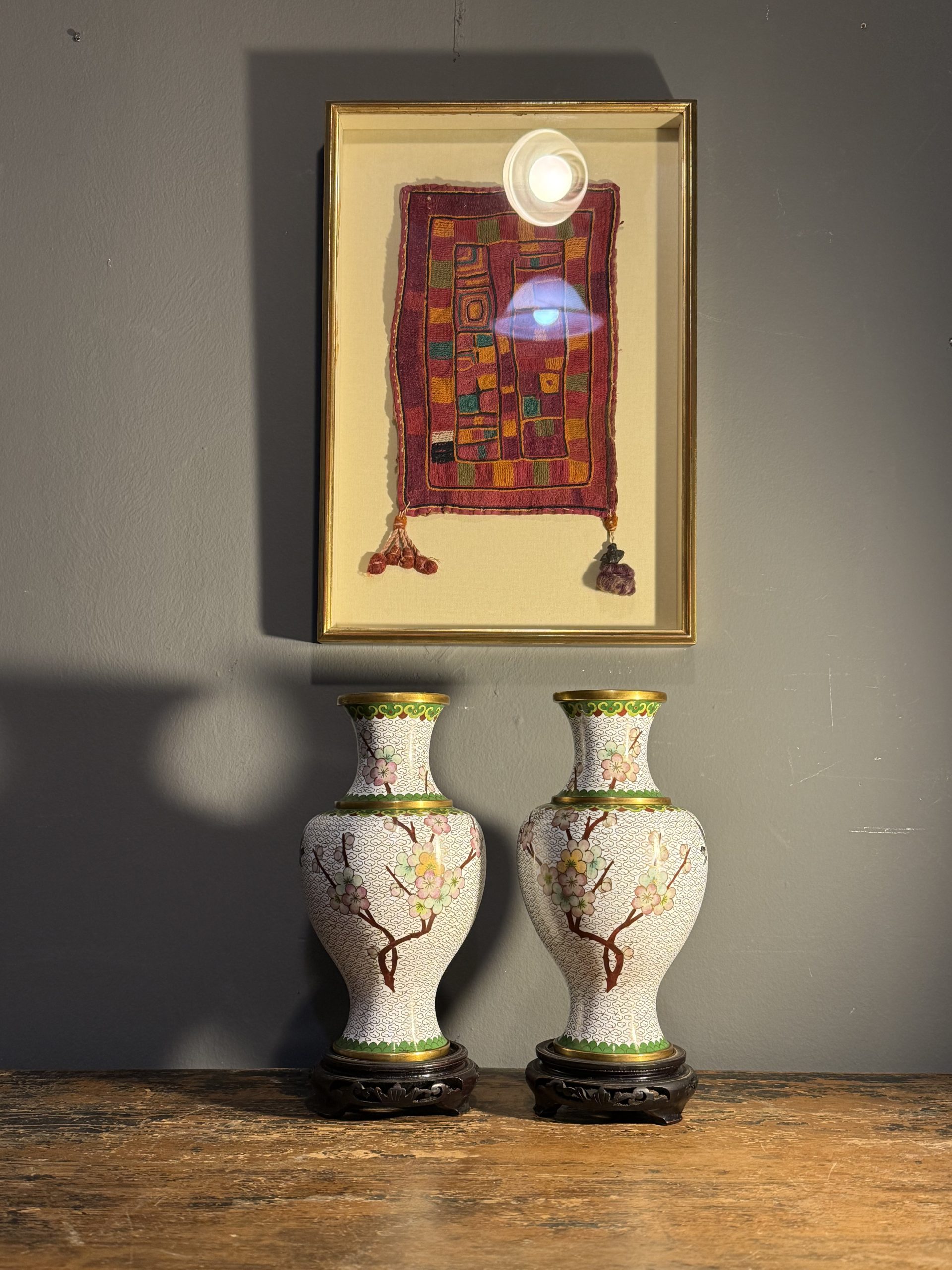Pereche de vaze cloisonné din cupru emailat, China, sec. XX, cu socluri din lemn. Stare impecabilă. Sertar Magic București