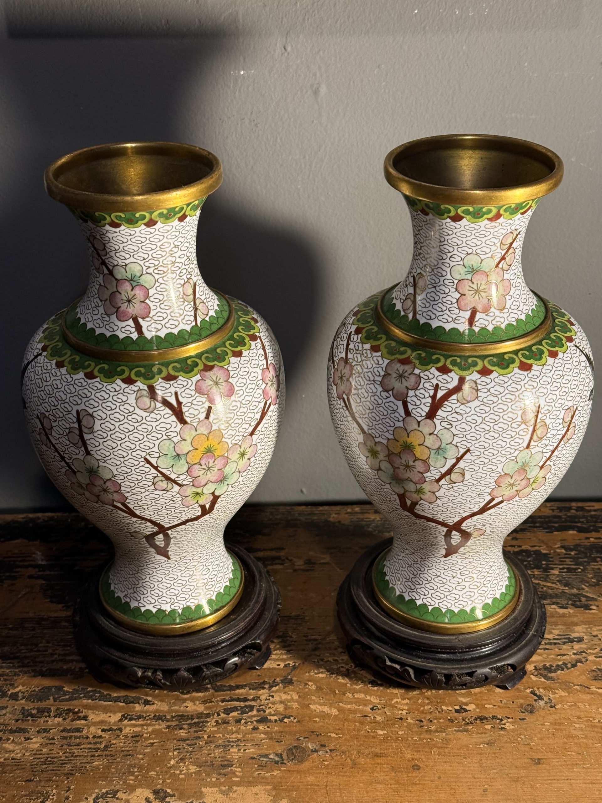 Pereche de vaze cloisonné din cupru emailat, China, sec. XX, cu socluri din lemn. Stare impecabilă. Sertar Magic București