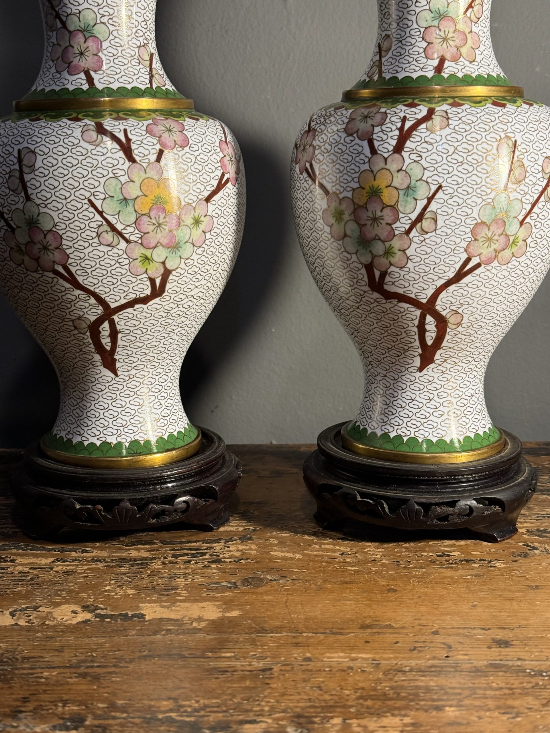 Pereche de vaze cloisonné din cupru emailat, China, sec. XX, cu socluri din lemn. Stare impecabilă. Sertar Magic București