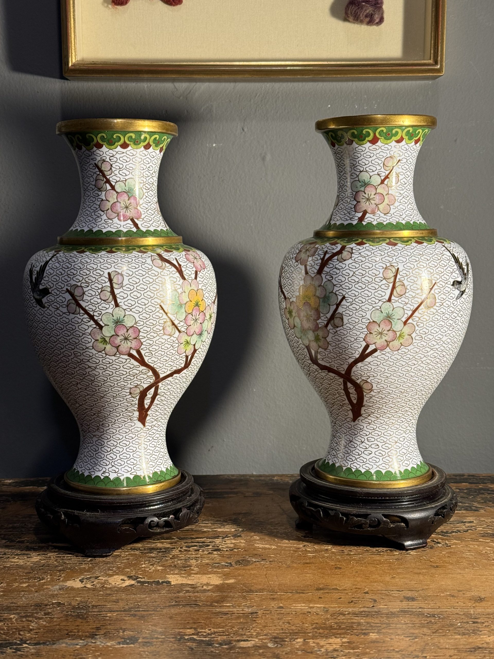 Pereche de vaze cloisonné din cupru emailat, China, sec. XX, cu socluri din lemn. Stare impecabilă. Sertar Magic București