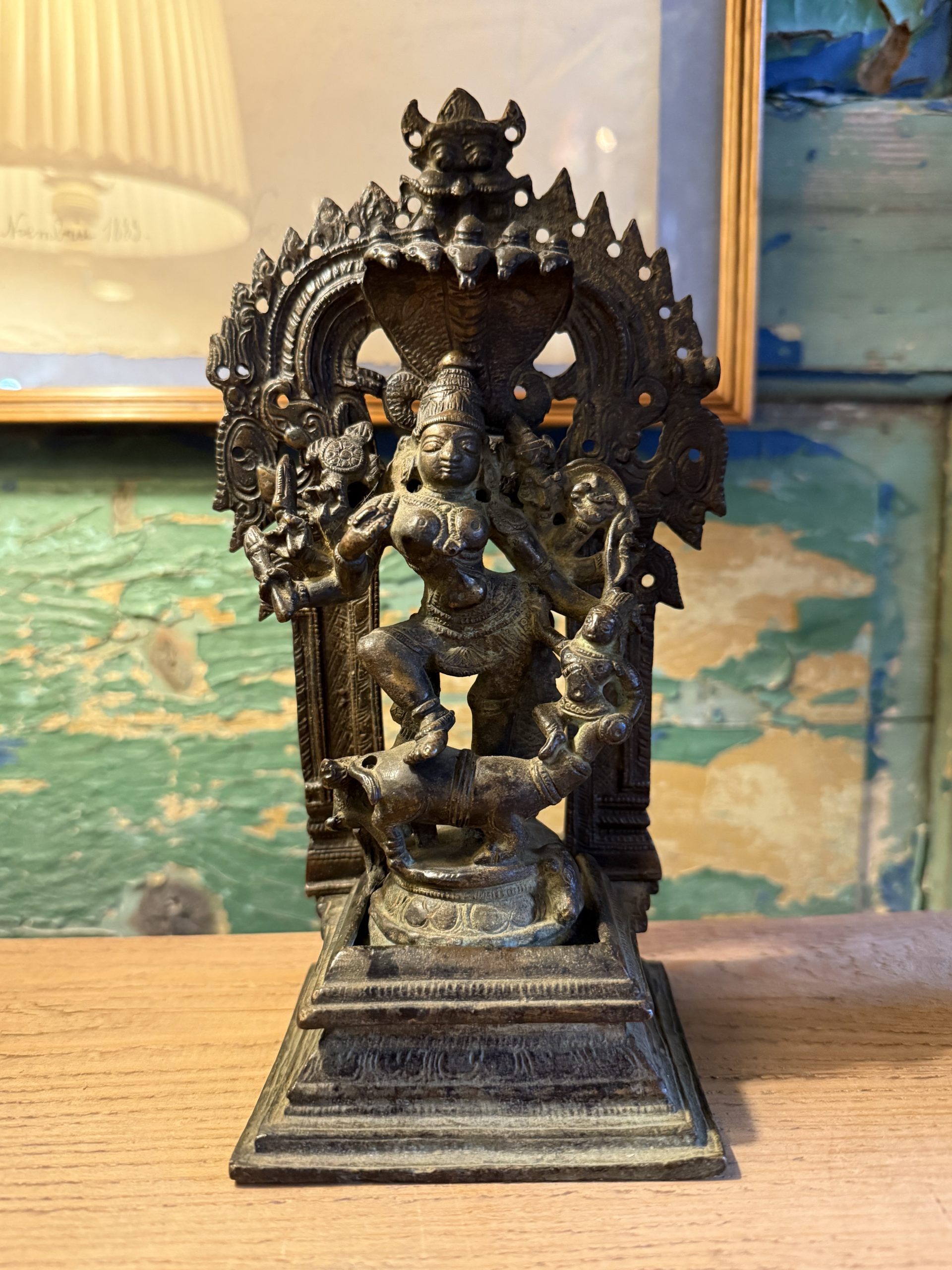 Sculptură indiană din bronz reprezentând-o pe Durga Mahishasuramardini. India, sfârșit de secol XIX – început de secol XX. Patină veche, stare bună.