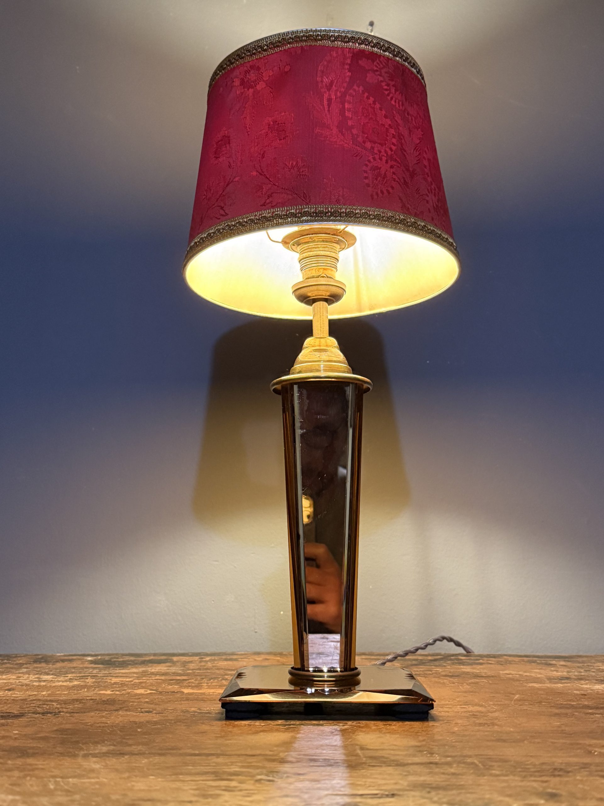 Lampă de masă Art Deco recondiționată, cu picior din sticlă oglindată fațetată, tentă roz-ambra și abajur textil vechi. sertar magic București