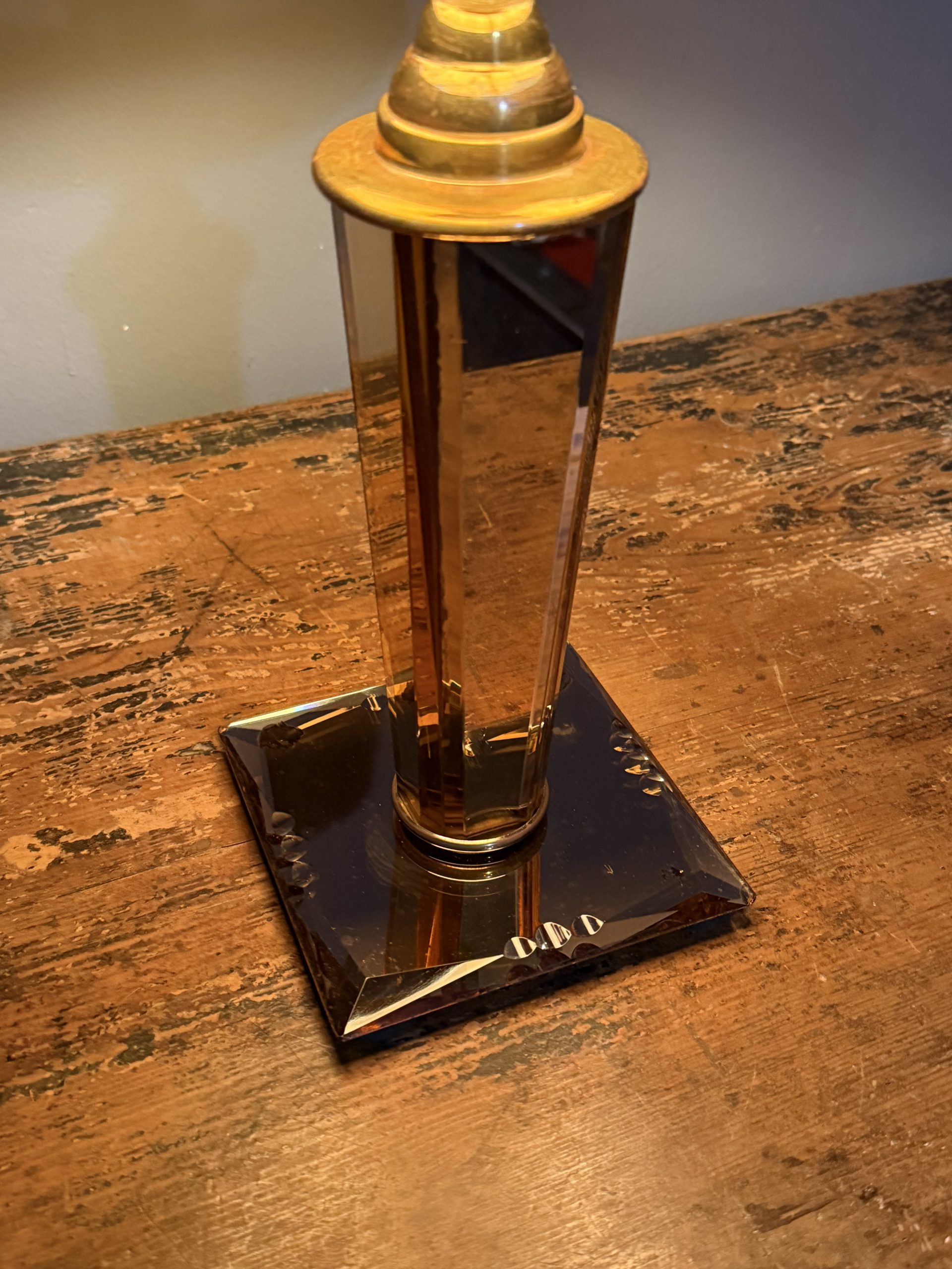 Lampă de masă Art Deco recondiționată, cu picior din sticlă oglindată fațetată, tentă roz-ambra și abajur textil vechi. sertar magic București