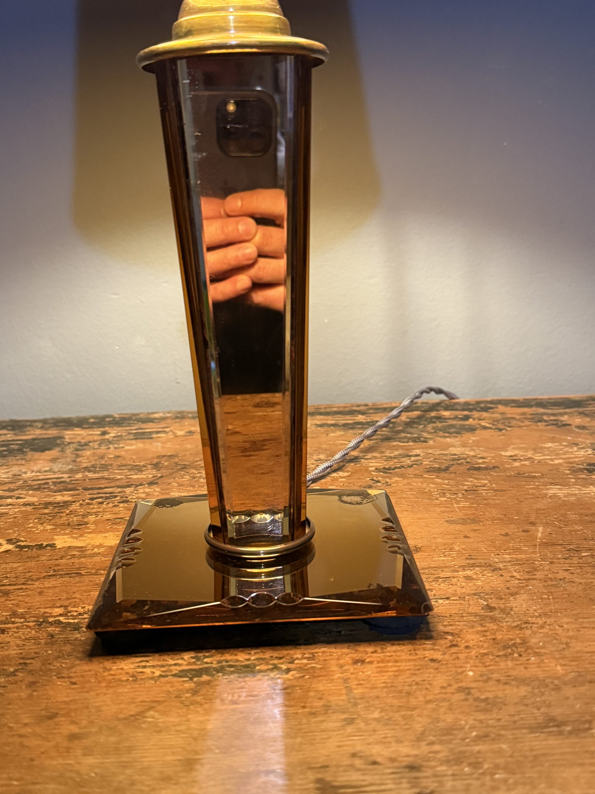 Lampă de masă Art Deco recondiționată, cu picior din sticlă oglindată fațetată, tentă roz-ambra și abajur textil vechi. sertar magic București