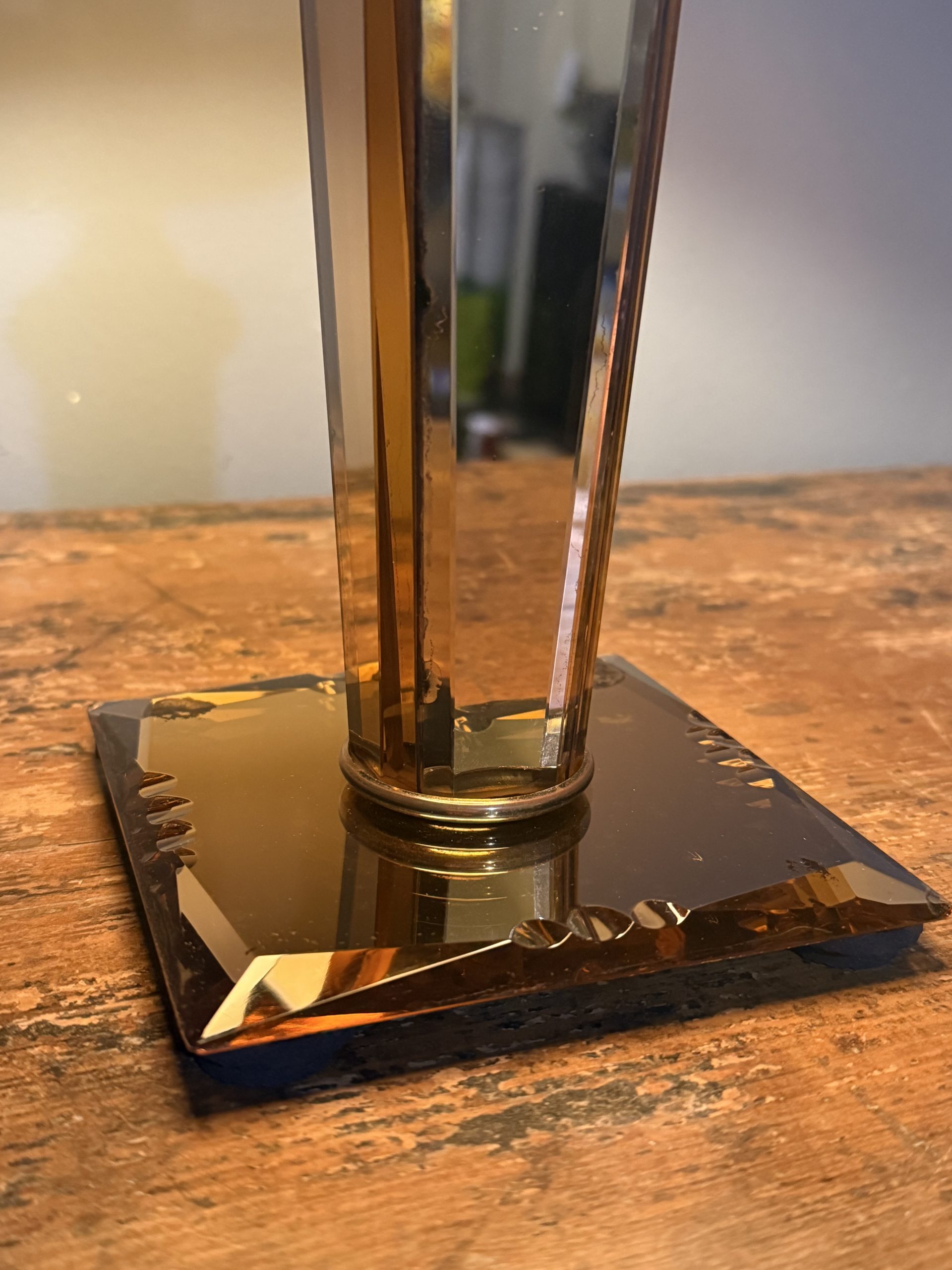 Lampă de masă Art Deco recondiționată, cu picior din sticlă oglindată fațetată, tentă roz-ambra și abajur textil vechi. sertar magic București